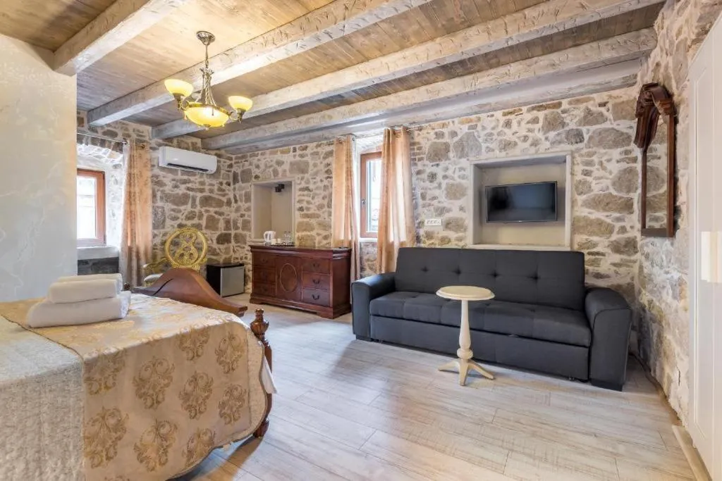 Queen Studio in Historic Plaza Varos Split