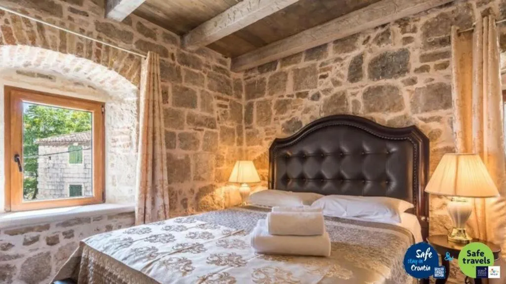 Queen Studio in Historic Plaza Varos Split