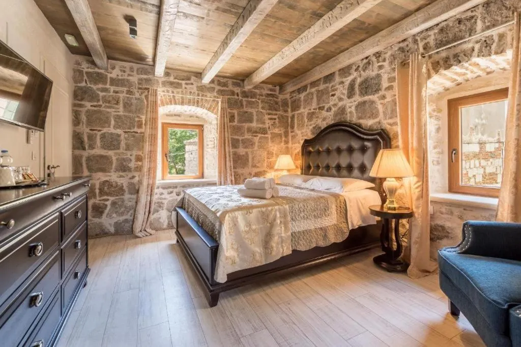Deluxe Queen Room in Historic Plaza Varos Split