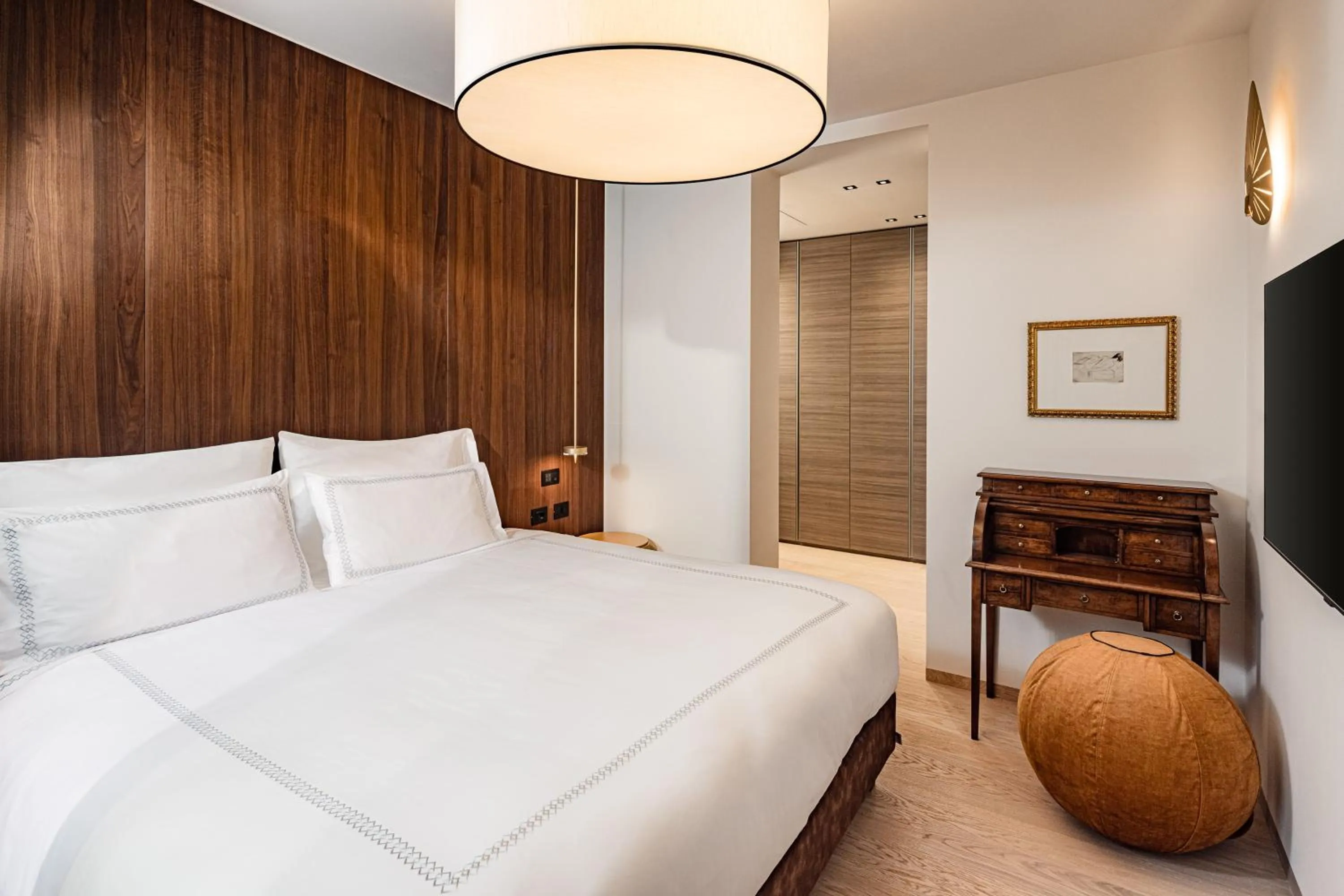 Suite with Lake View in ARIA Retreat & SPA - The Leading Hotels of the World