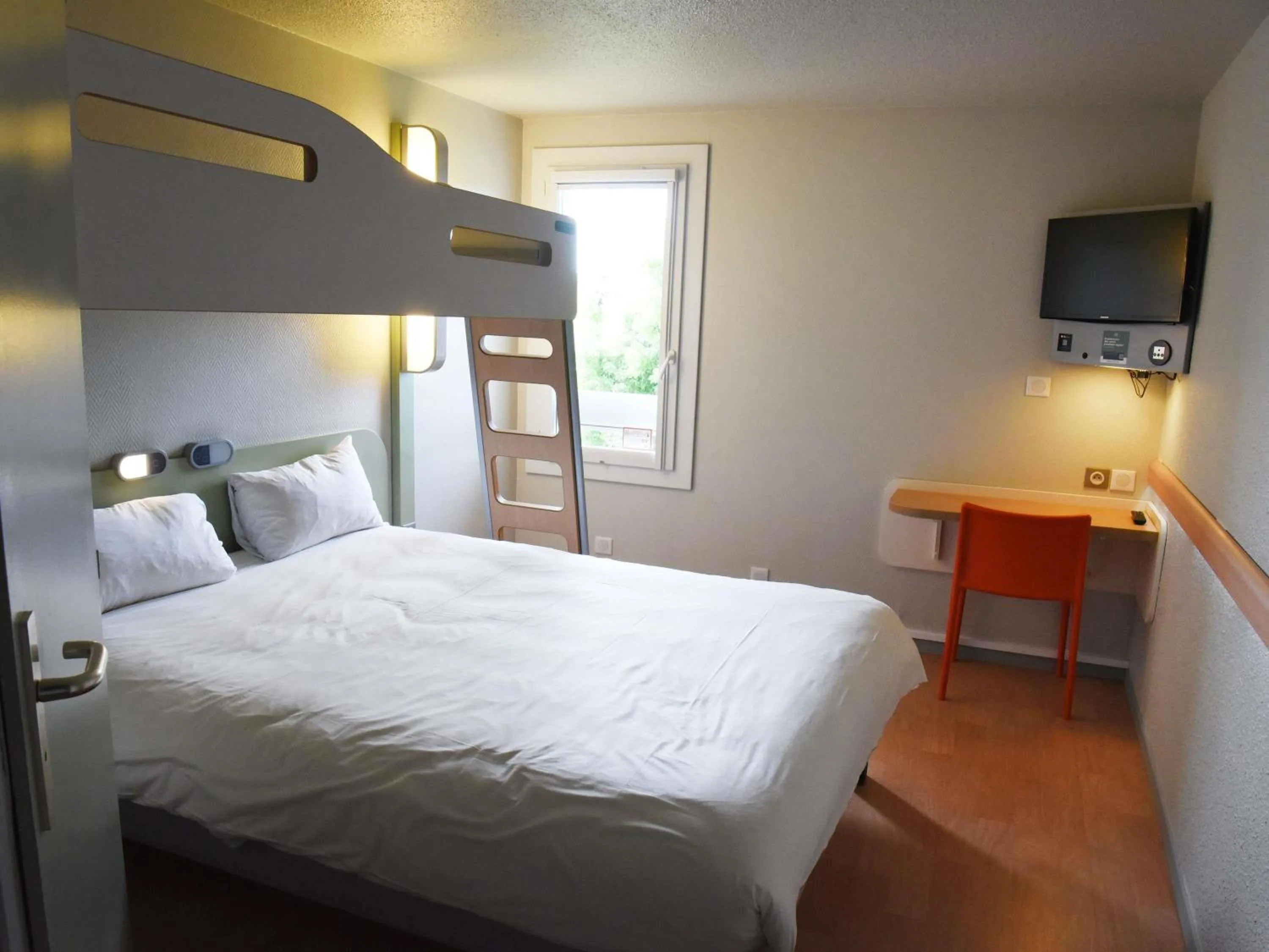Triple Room with One Double Bed and One Bunk Bed in Hotel ibis Budget Laval