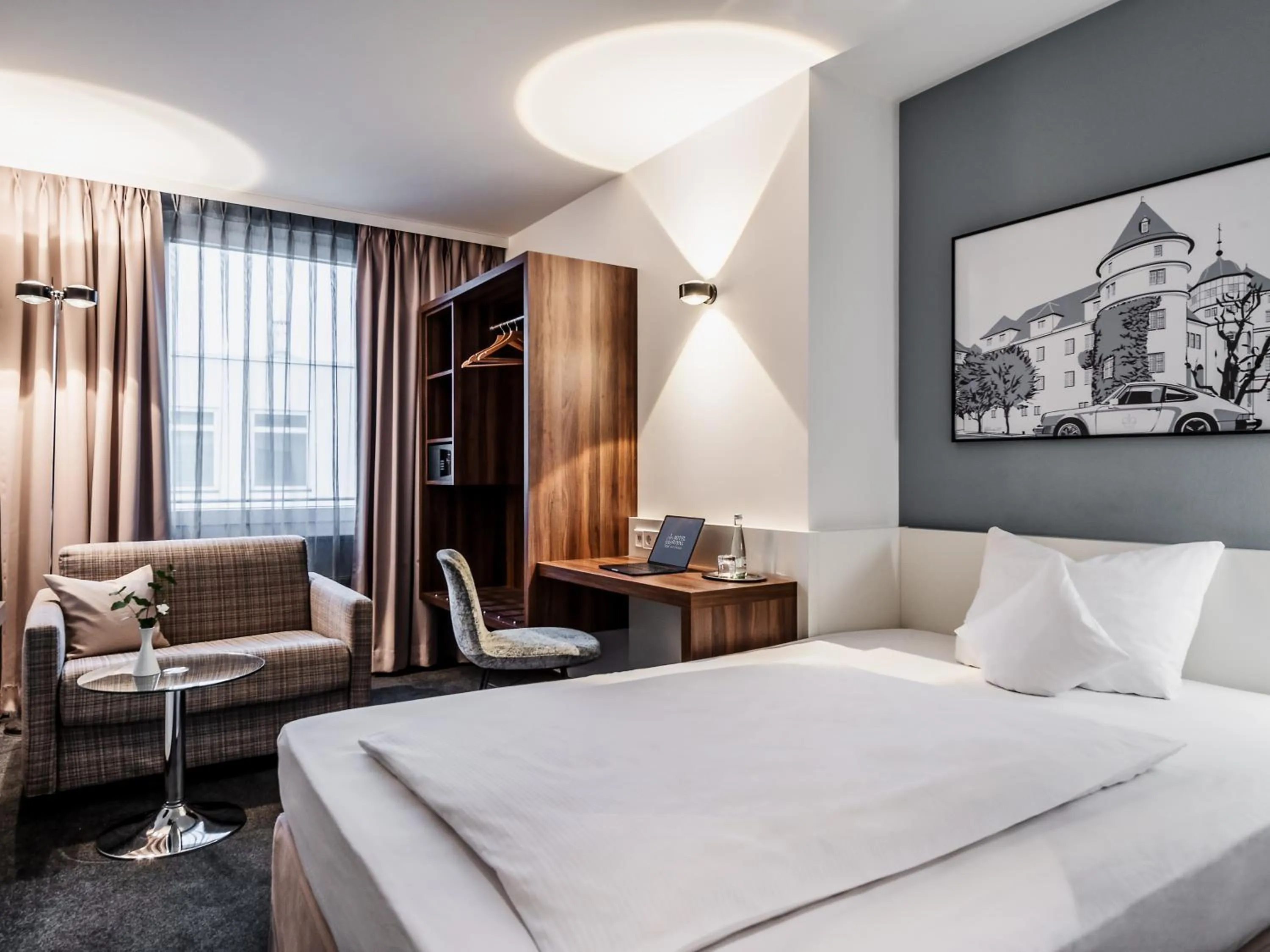 Deluxe Single Room in Hotel Royal