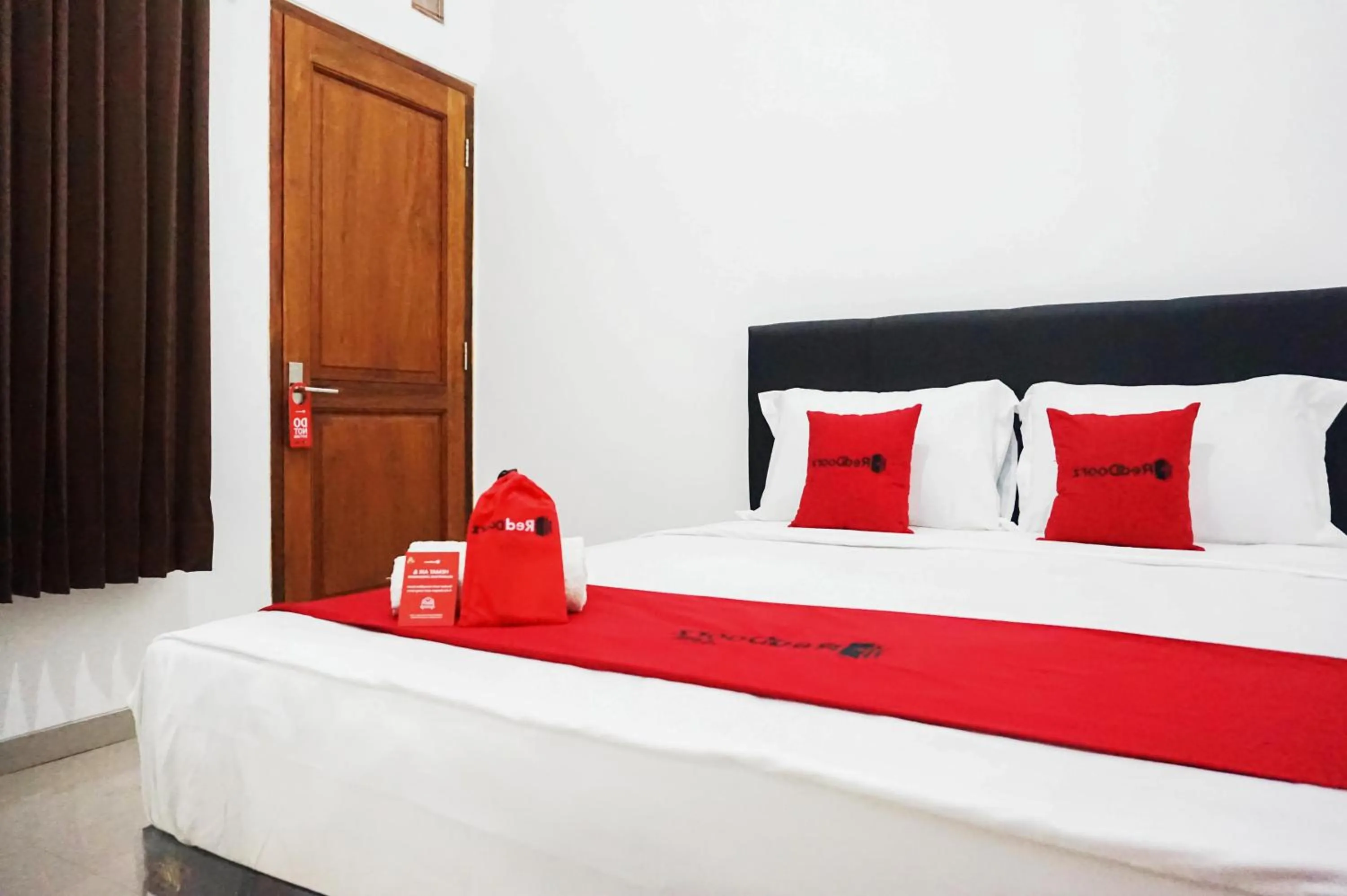 Double Room in RedDoorz @ Jalan Danau Limboto