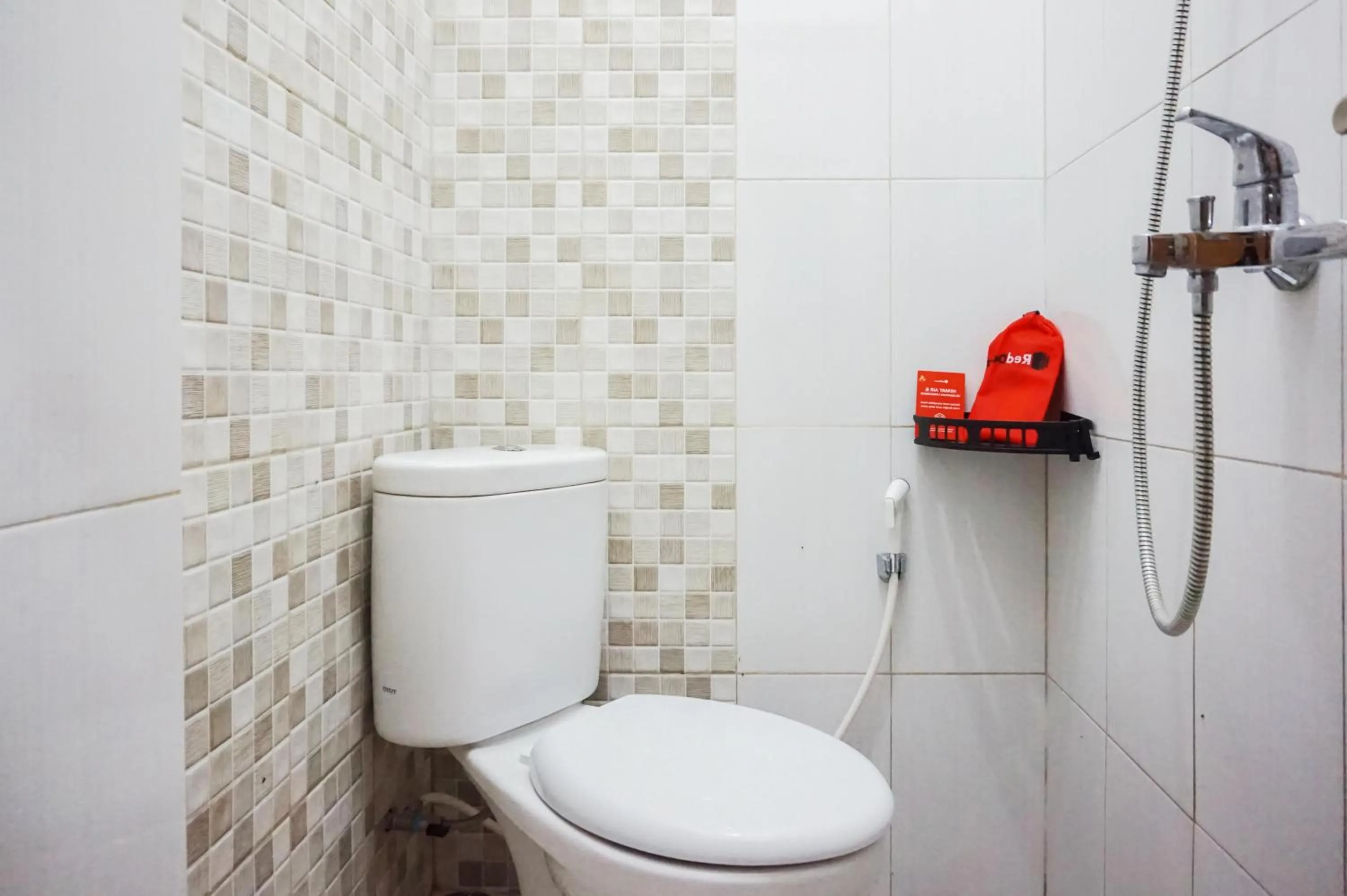 Twin Room in RedDoorz @ Jalan Danau Limboto