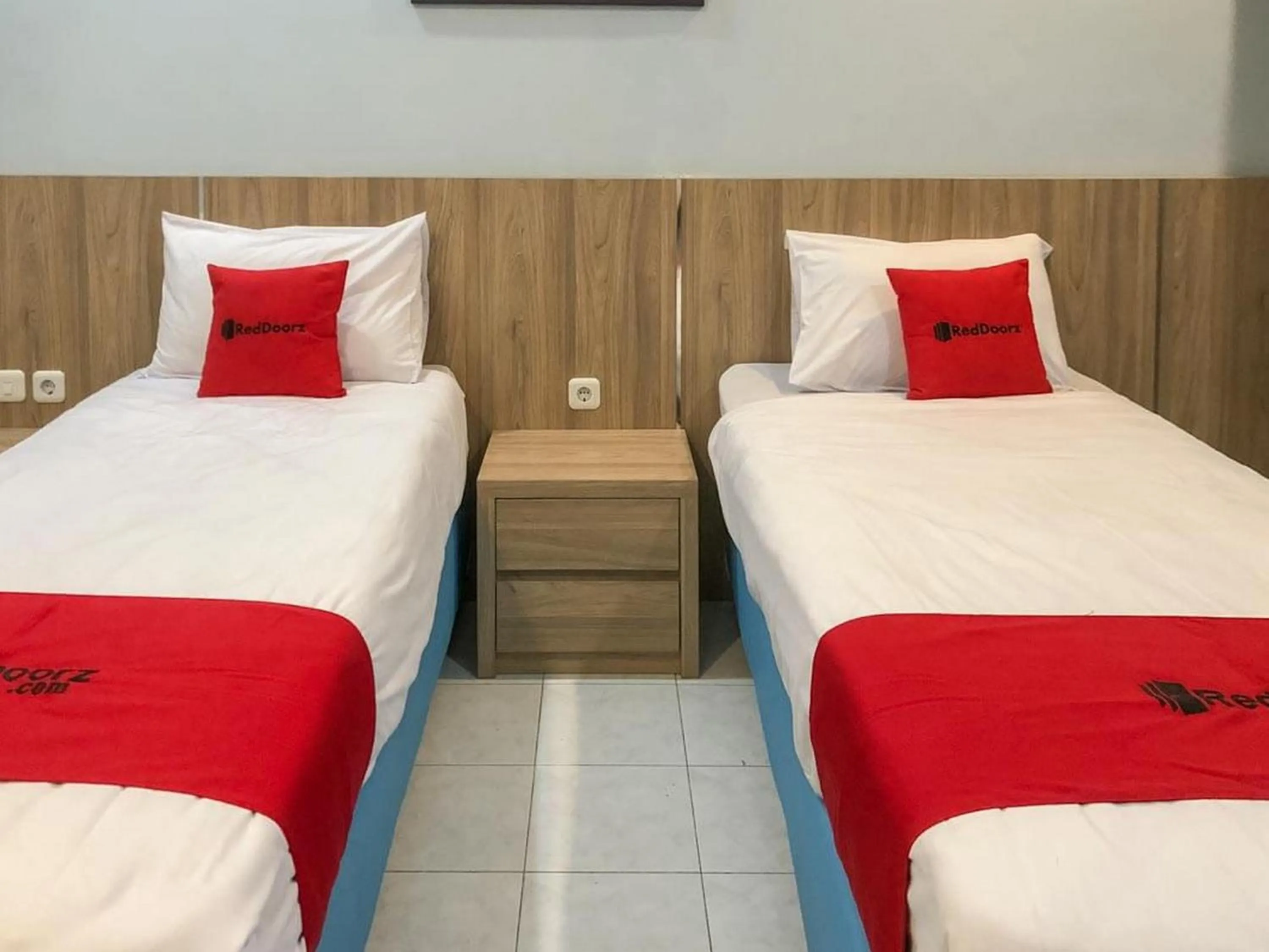 Standard Twin Room in RedDoorz Syariah near Taman Rekreasi Sengkaling 2