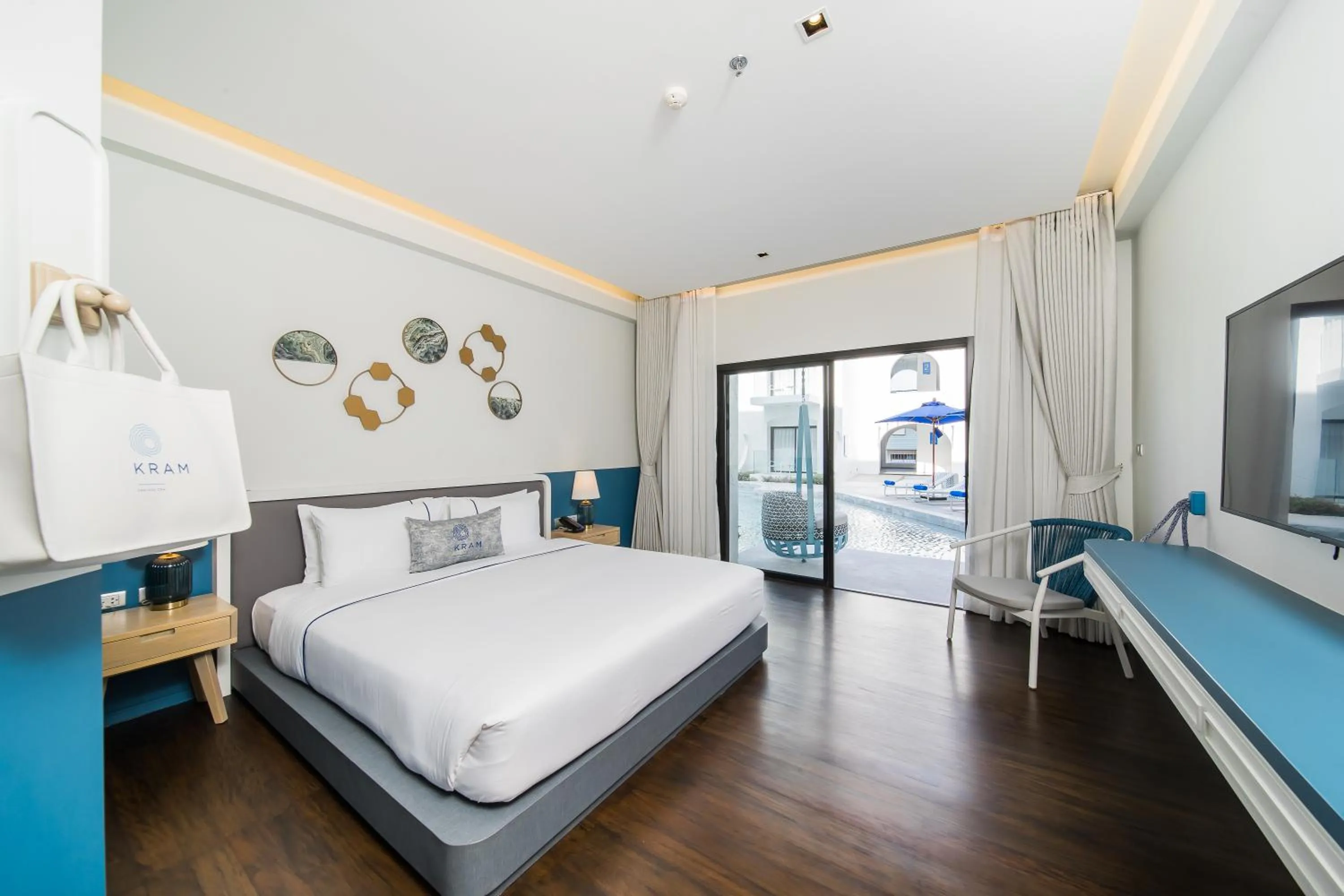 Deluxe Double Room with Pool Access in Kram Pattaya