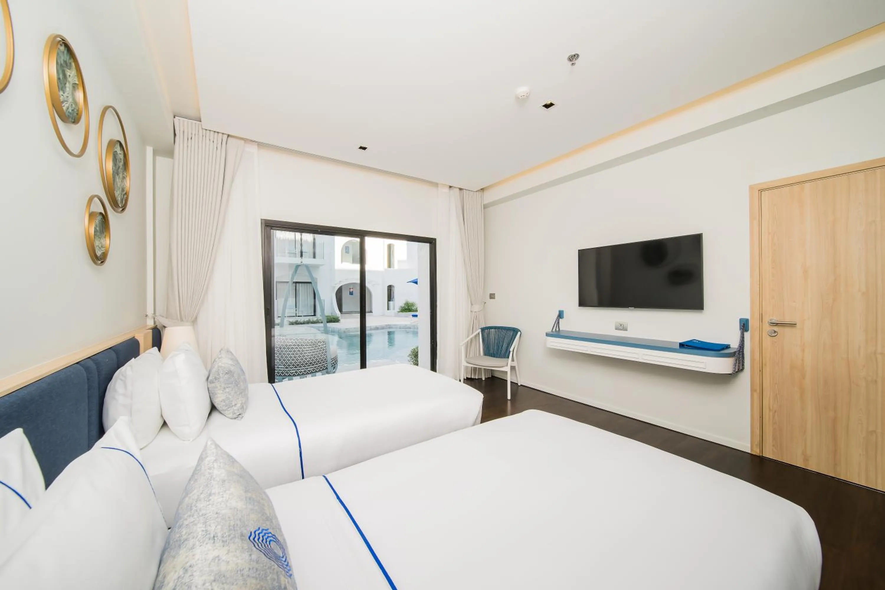 Deluxe Twin Room with Pool Access in Kram Pattaya
