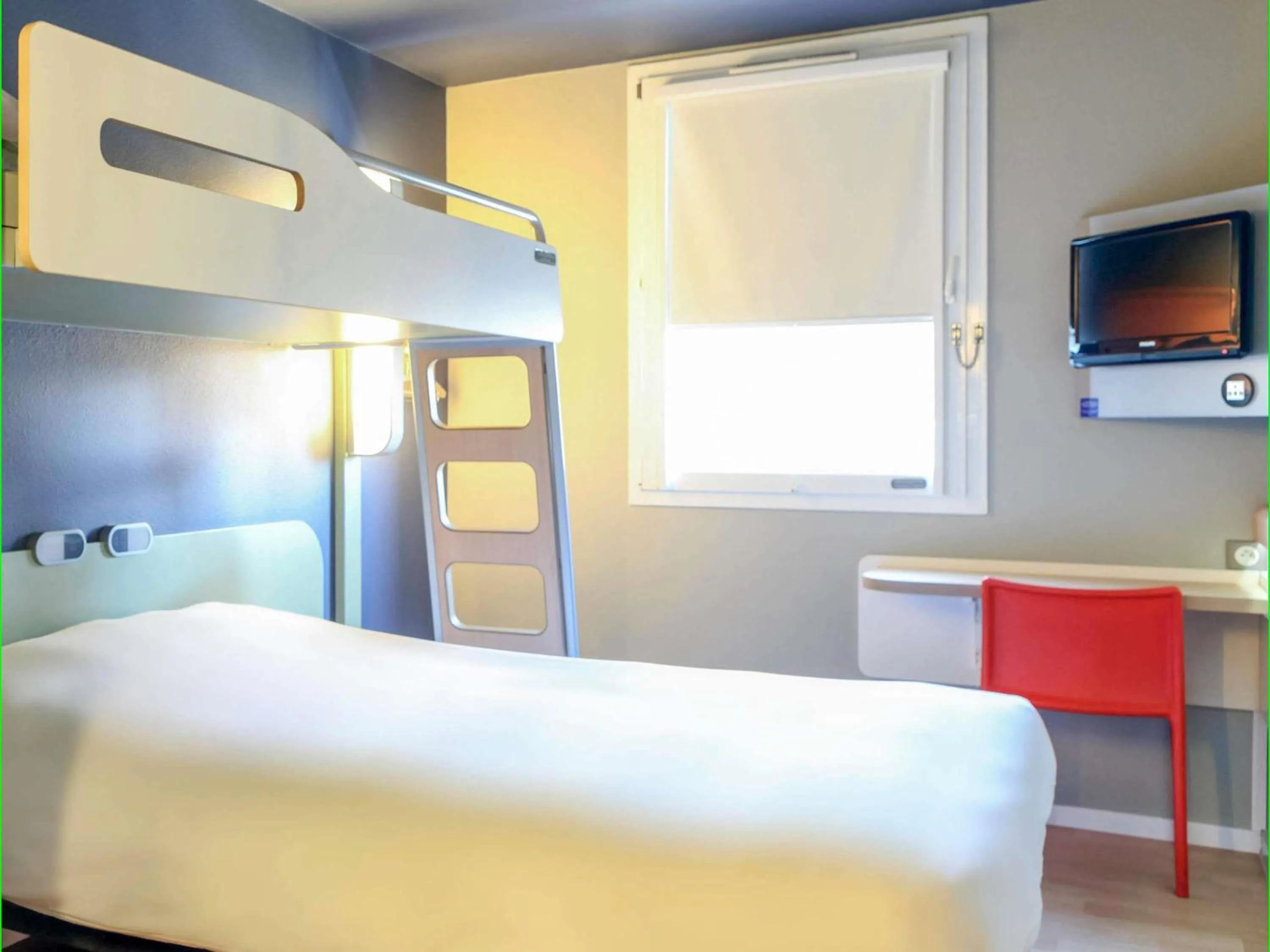 Triple Room with One Double Bed and One Bunk Bed in Hotel Ibis Budget Nancy Centre