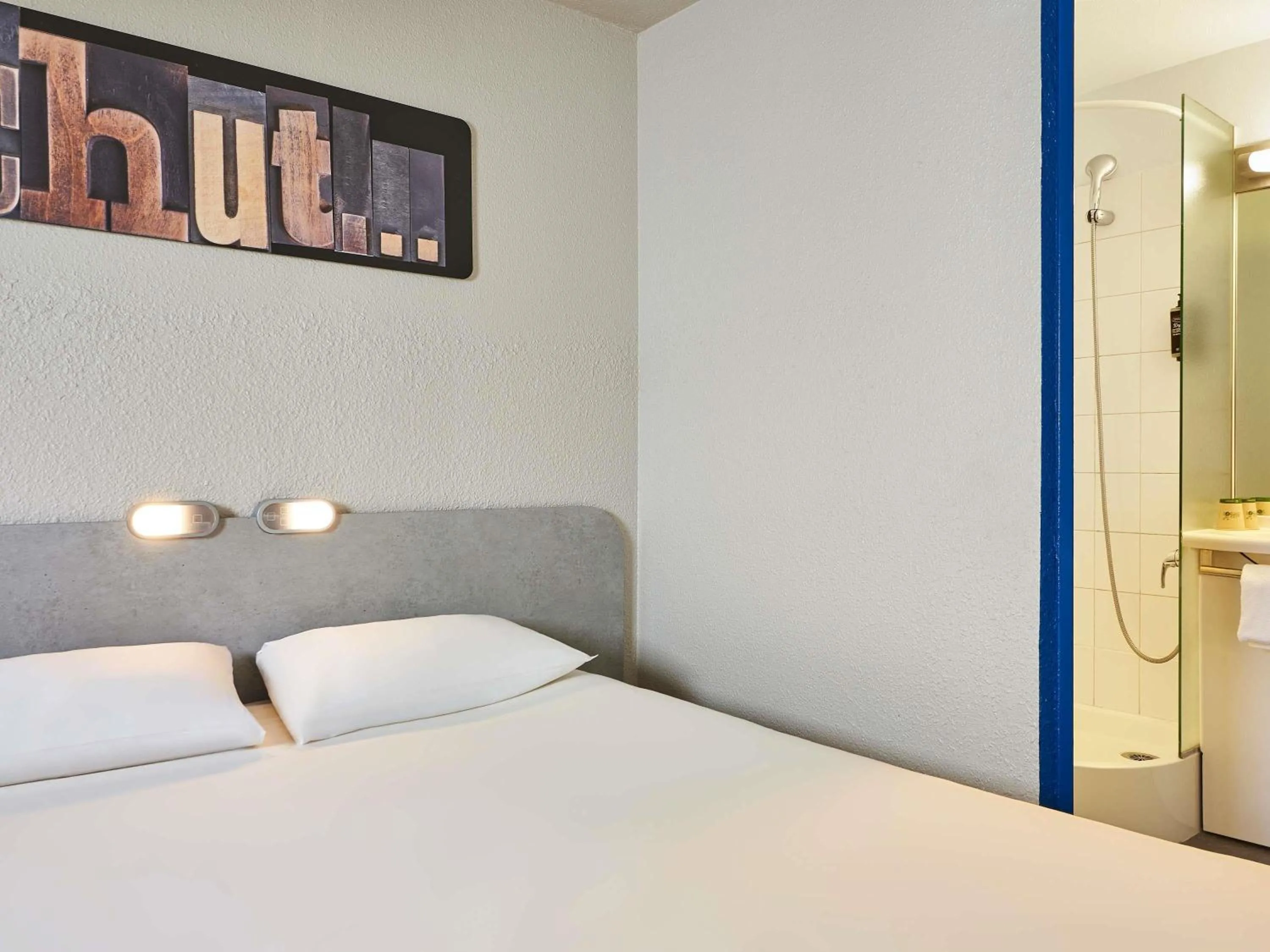 Standard Double Room in ibis budget Versailles Chateau Saint cyr l'Ecole
