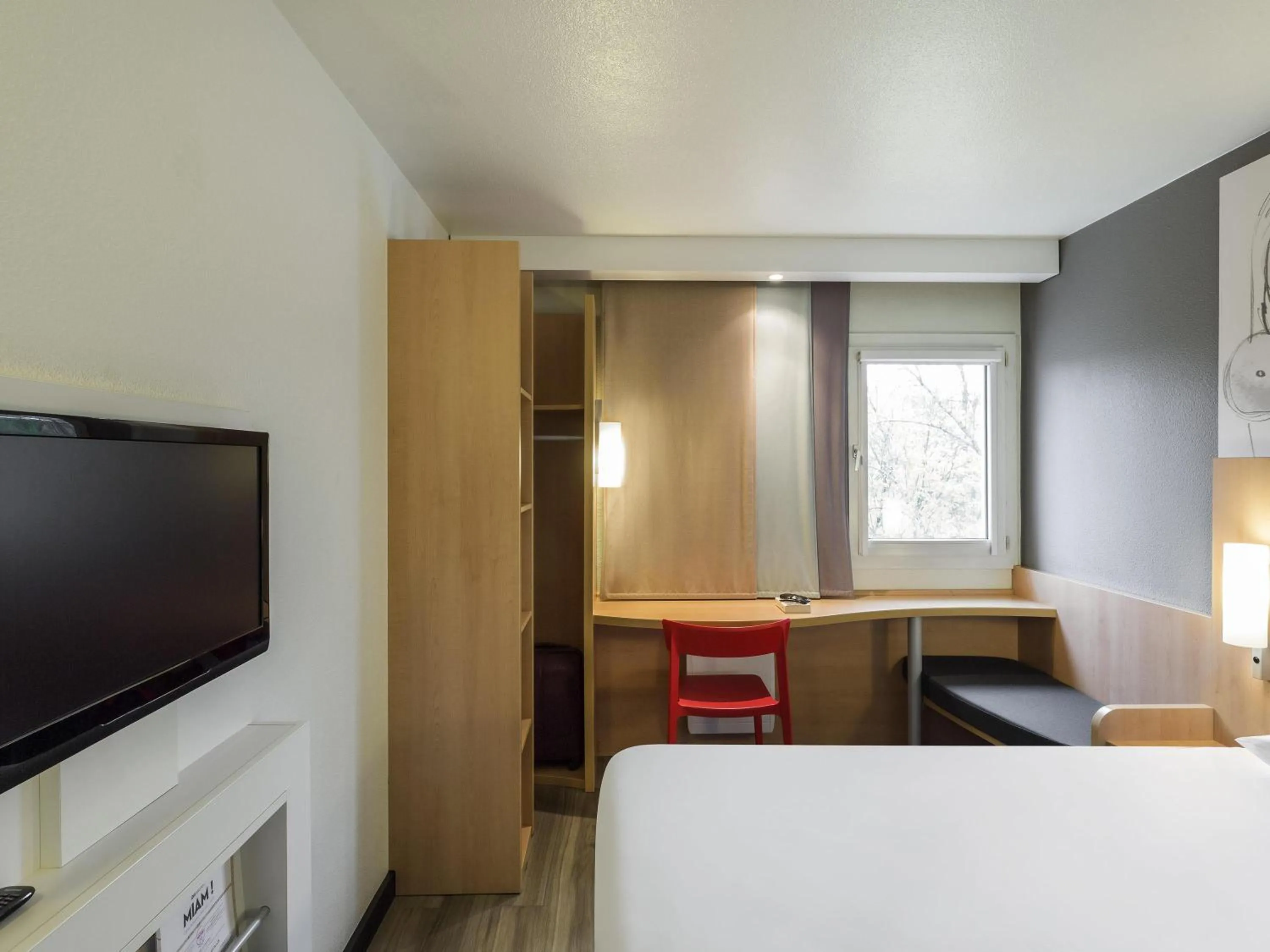 Standard Twin Room in ibis Paris Meudon Velizy