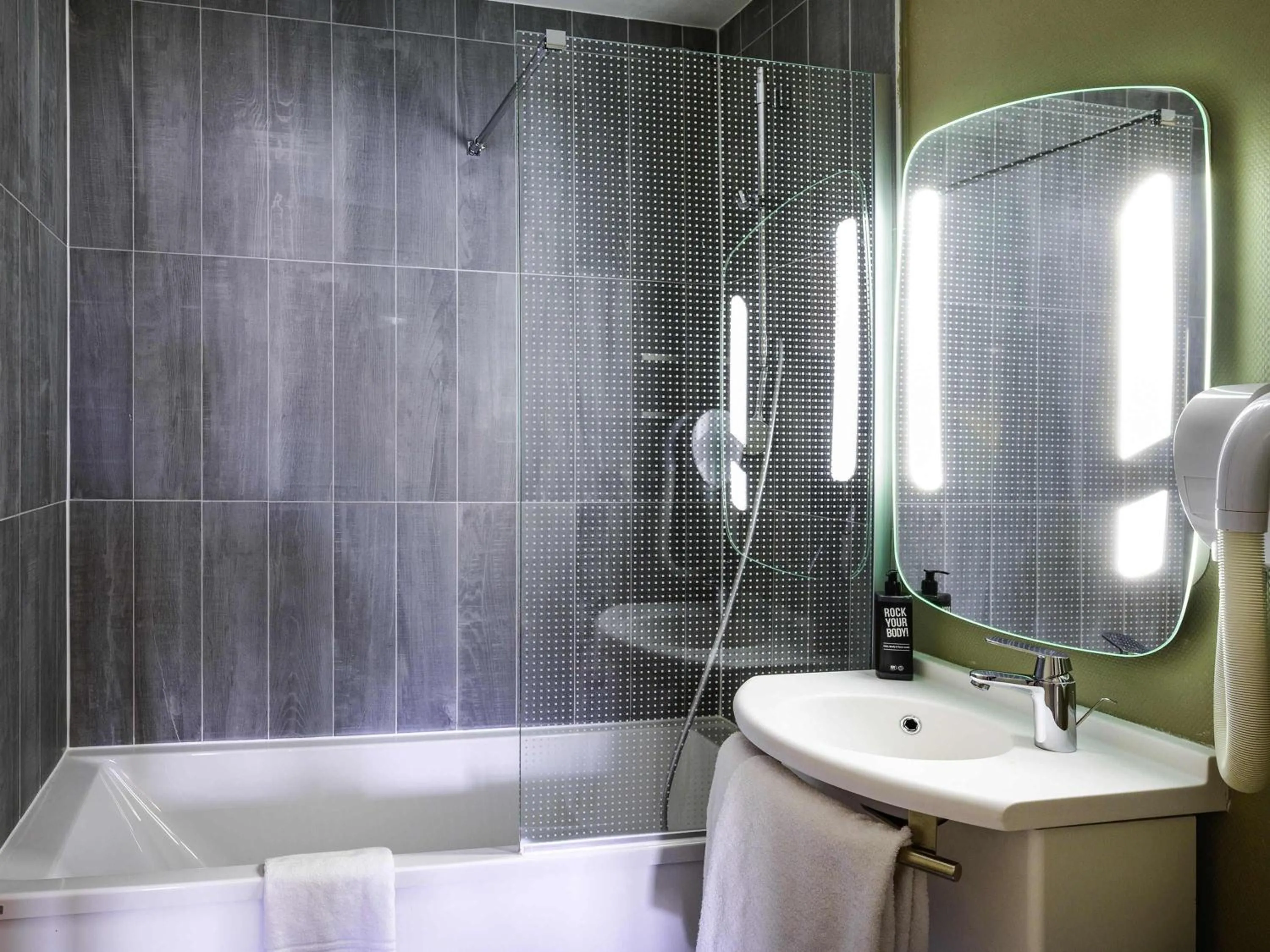 Standard Twin Room in ibis Saint Gratien - Enghien-Les-Bains