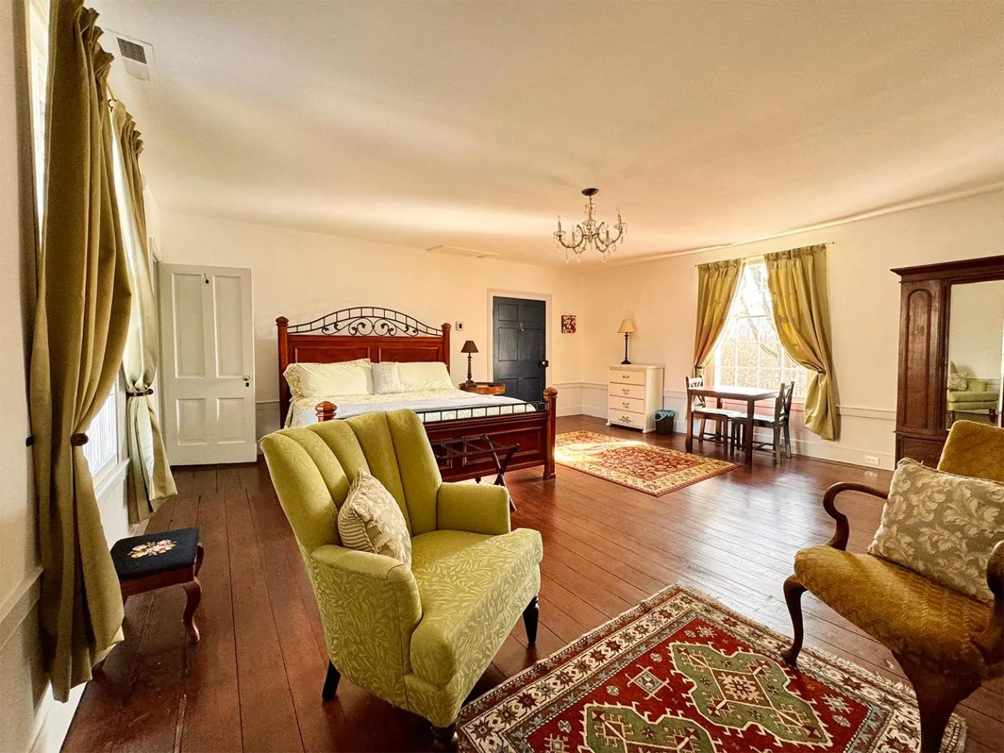 Deluxe King Room in The Sunnyside Sisters Bed and Breakfast