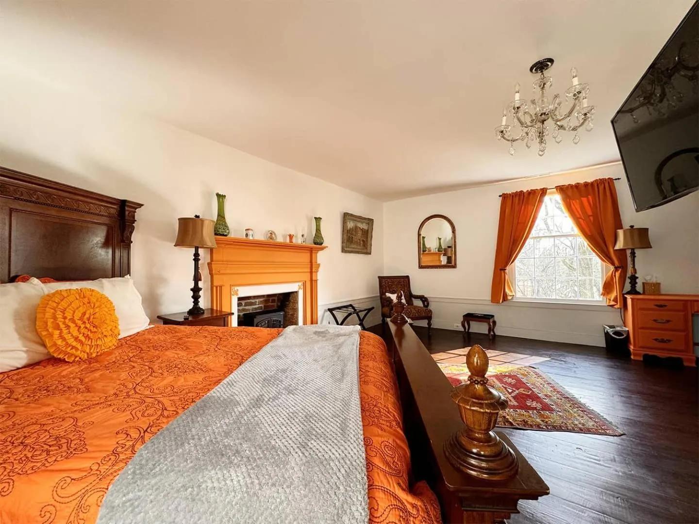 Deluxe Queen Room in The Sunnyside Sisters Bed and Breakfast