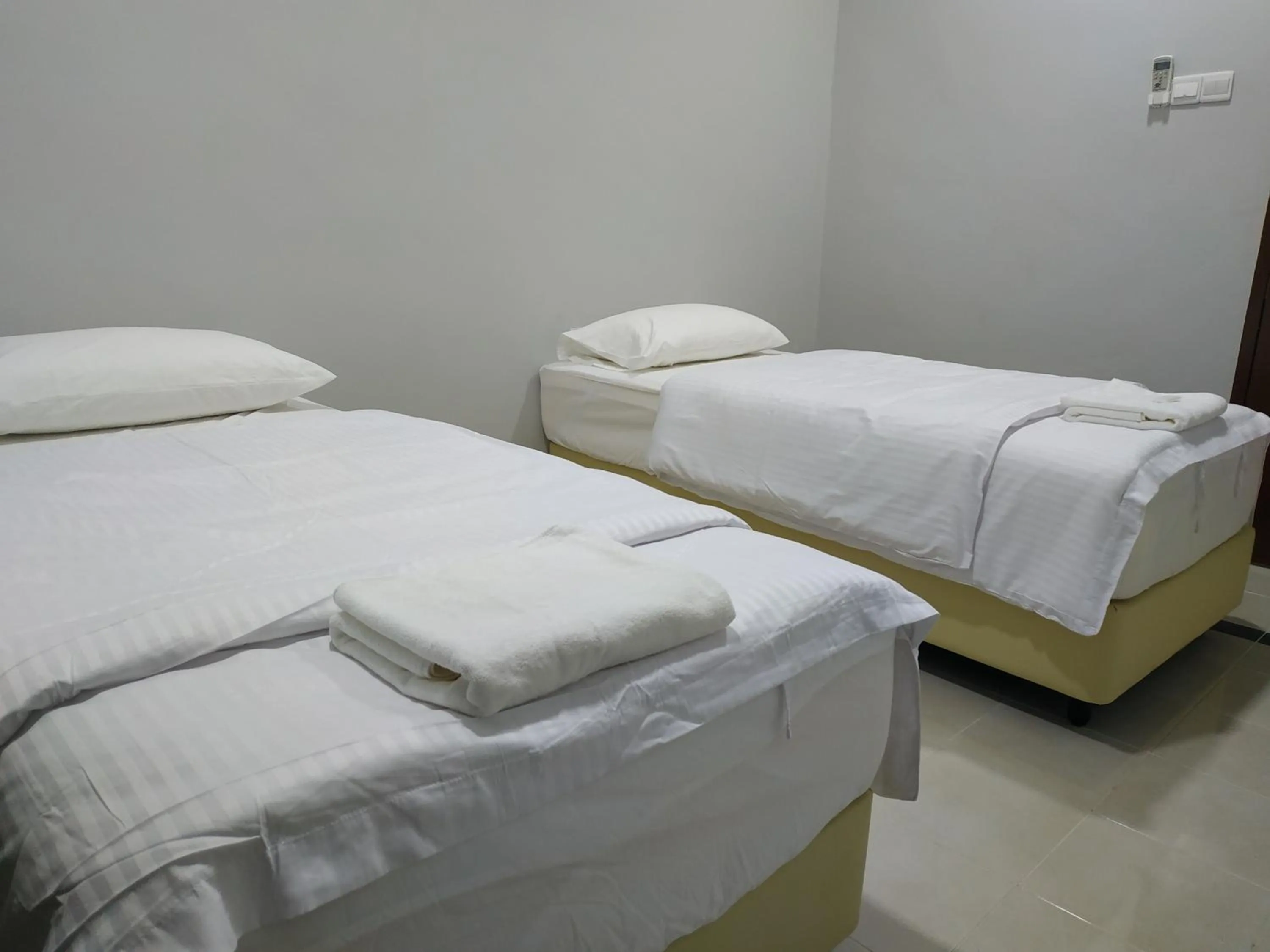 Twin Room in Qeyjan Hotel