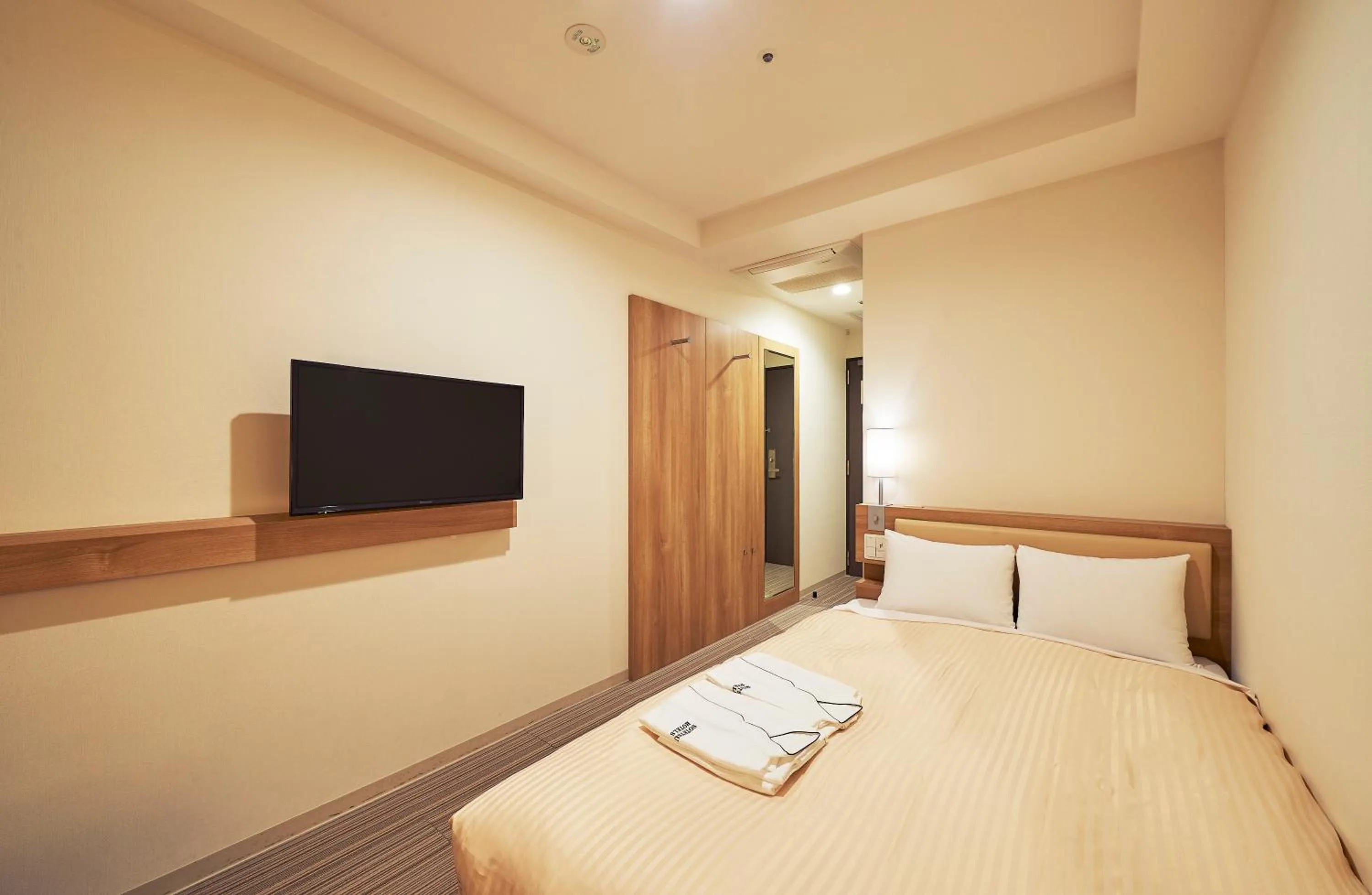 Small Double Room - Non-Smoking in Sotetsu Fresa Inn Kanda-Otemachi