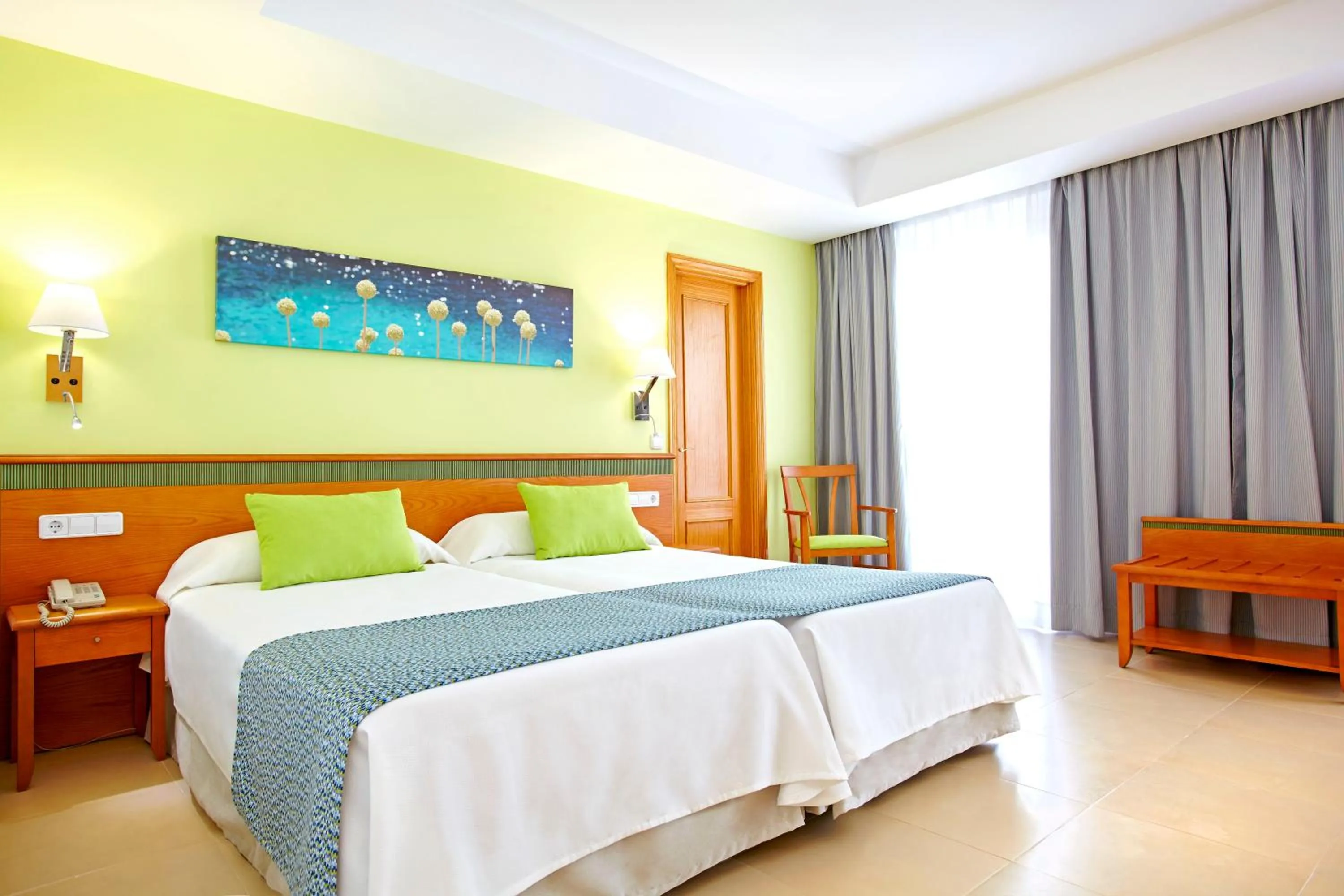 Standard Twin Room in Universal Hotel Laguna