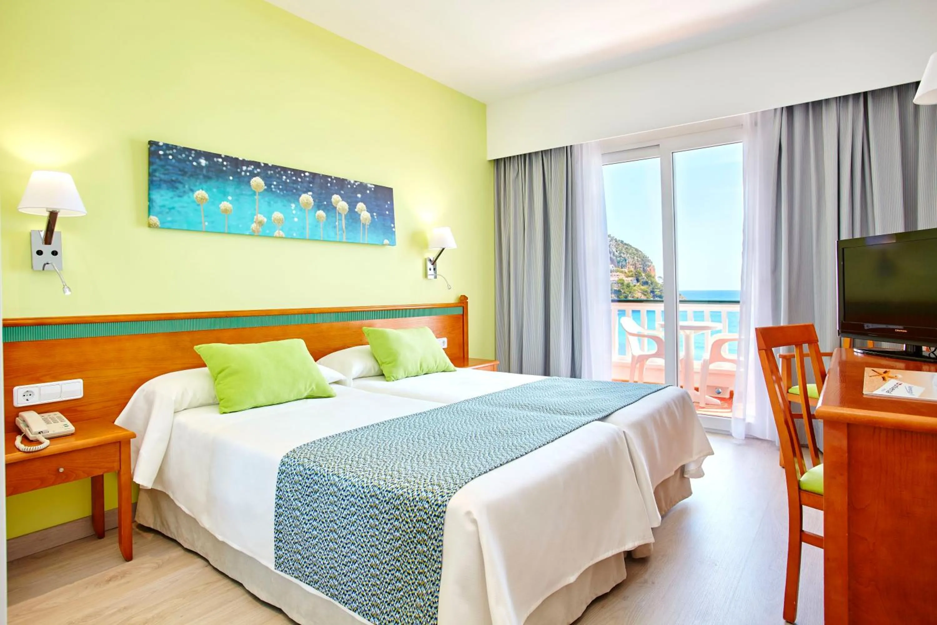 Deluxe Double Room with Sea View in Universal Hotel Laguna