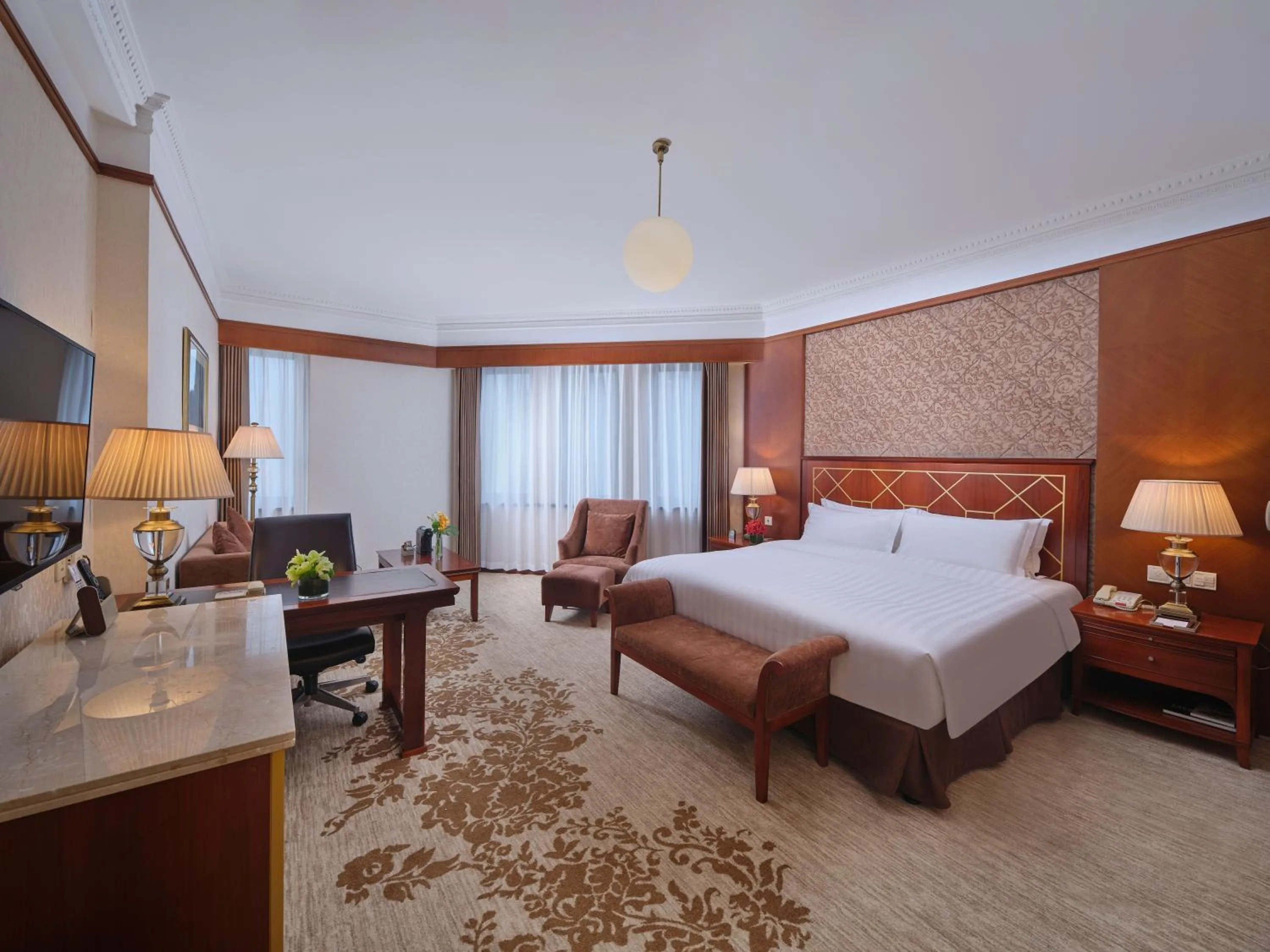 Deluxe Panoramic Queen Room in Shanghai Park Hotel - Hudec Excellent Historical Building - Priority Access for Classic Butterfly Cookies Without queuing to guests
