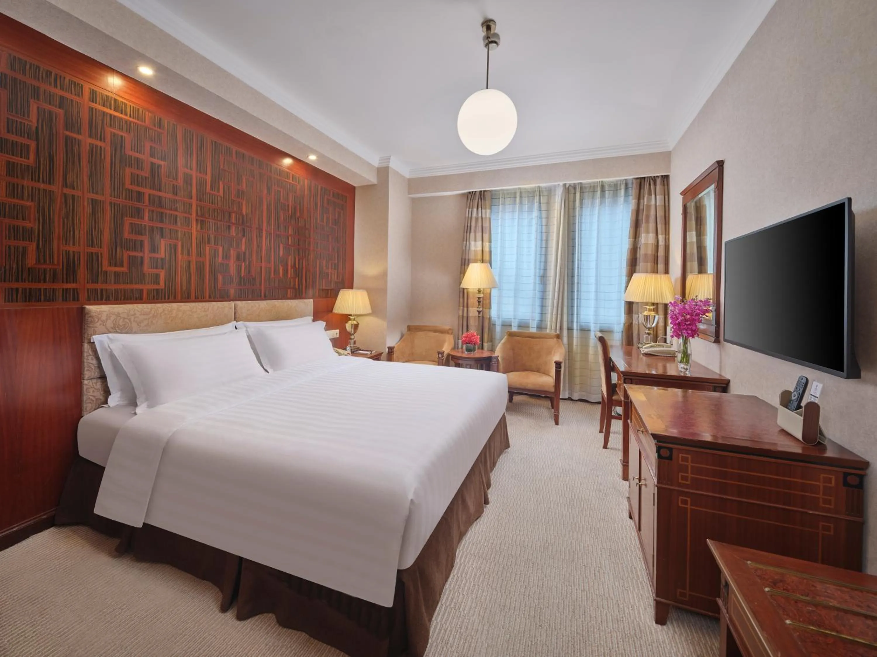 Standard Queen Room in Shanghai Park Hotel - Hudec Excellent Historical Building - Priority Access for Classic Butterfly Cookies Without queuing to guests