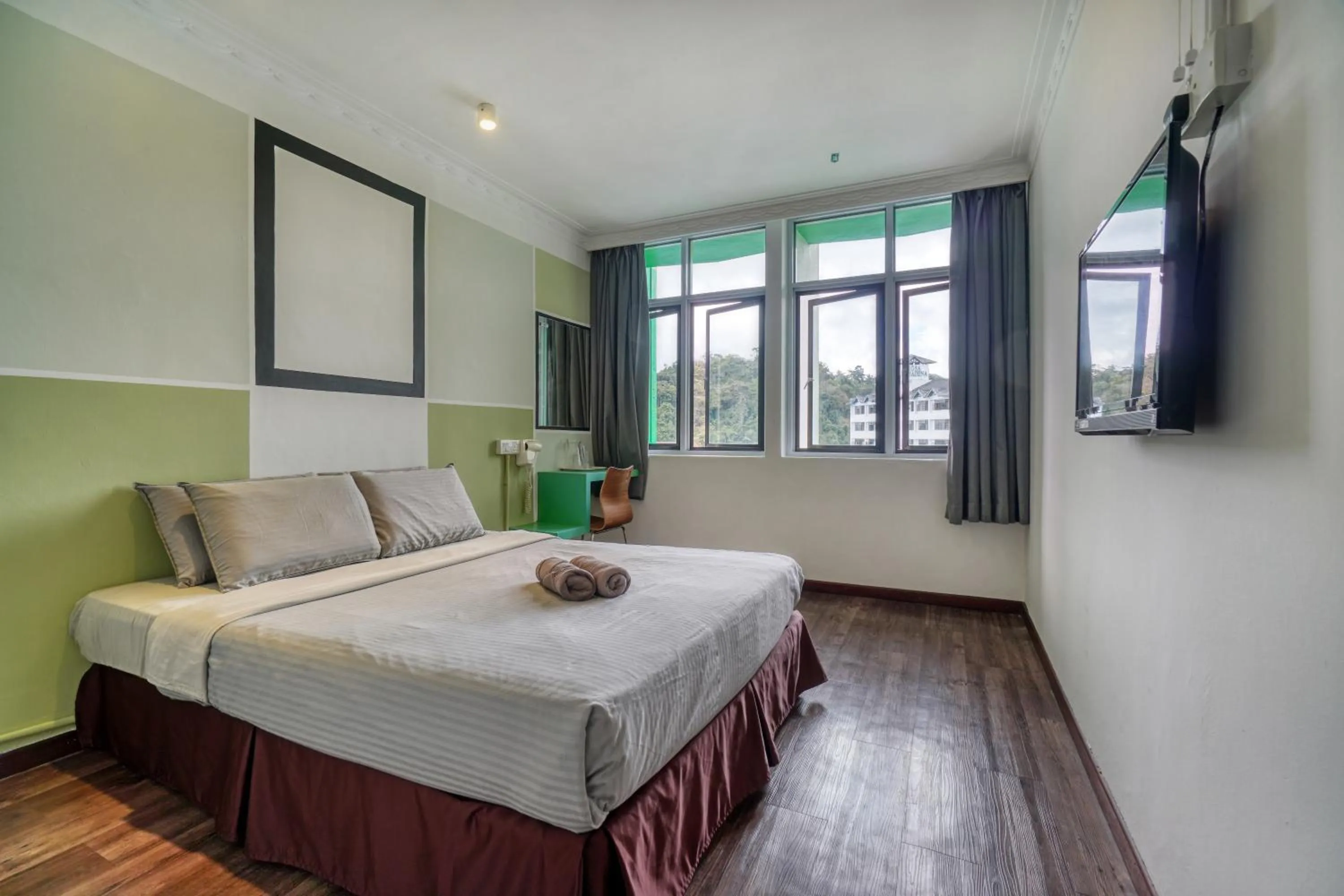 Deluxe Queen Room in Parkland Express