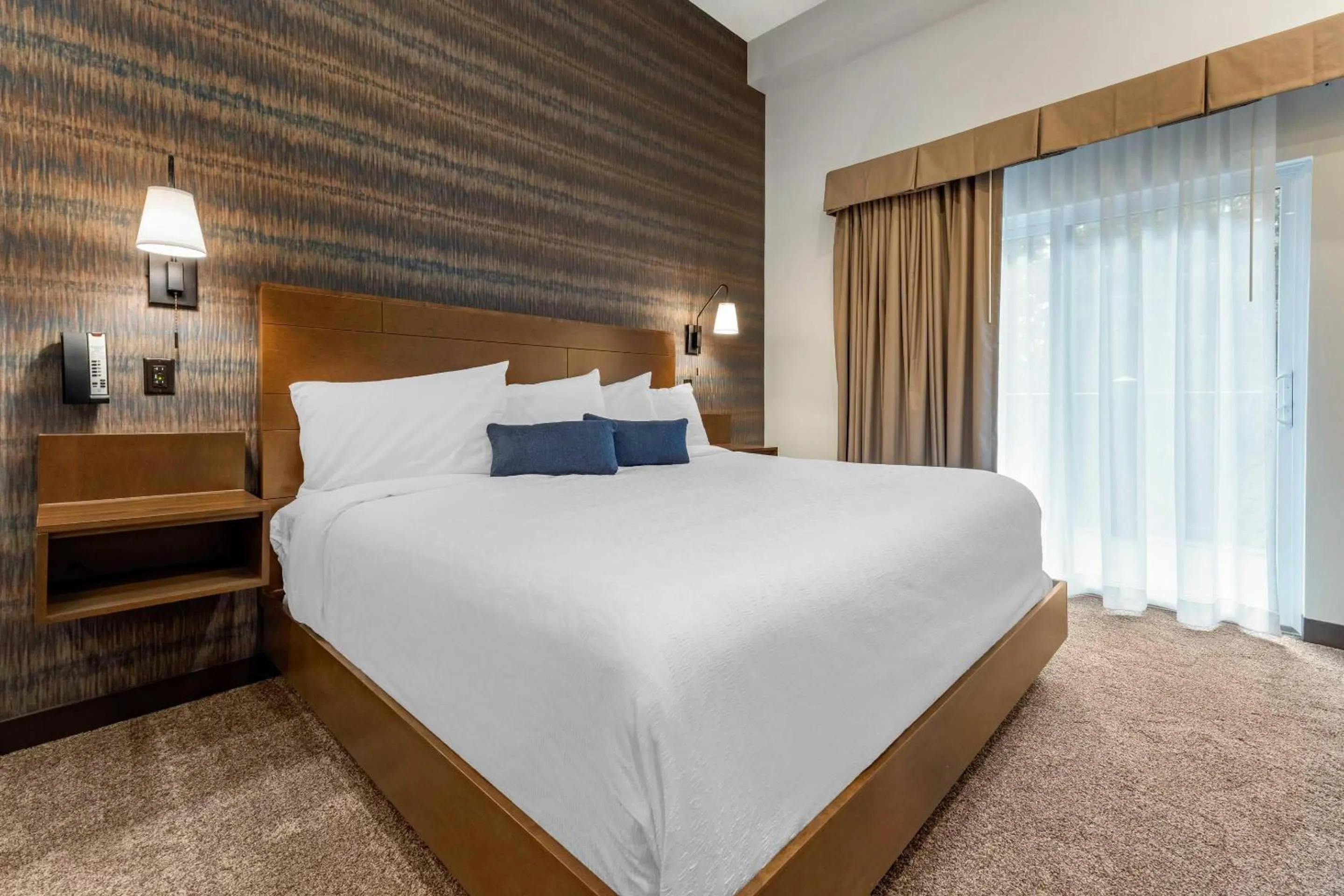 King Room with Balcony - Non-Smoking in The Cranberry, an Ascend Collection Hotel