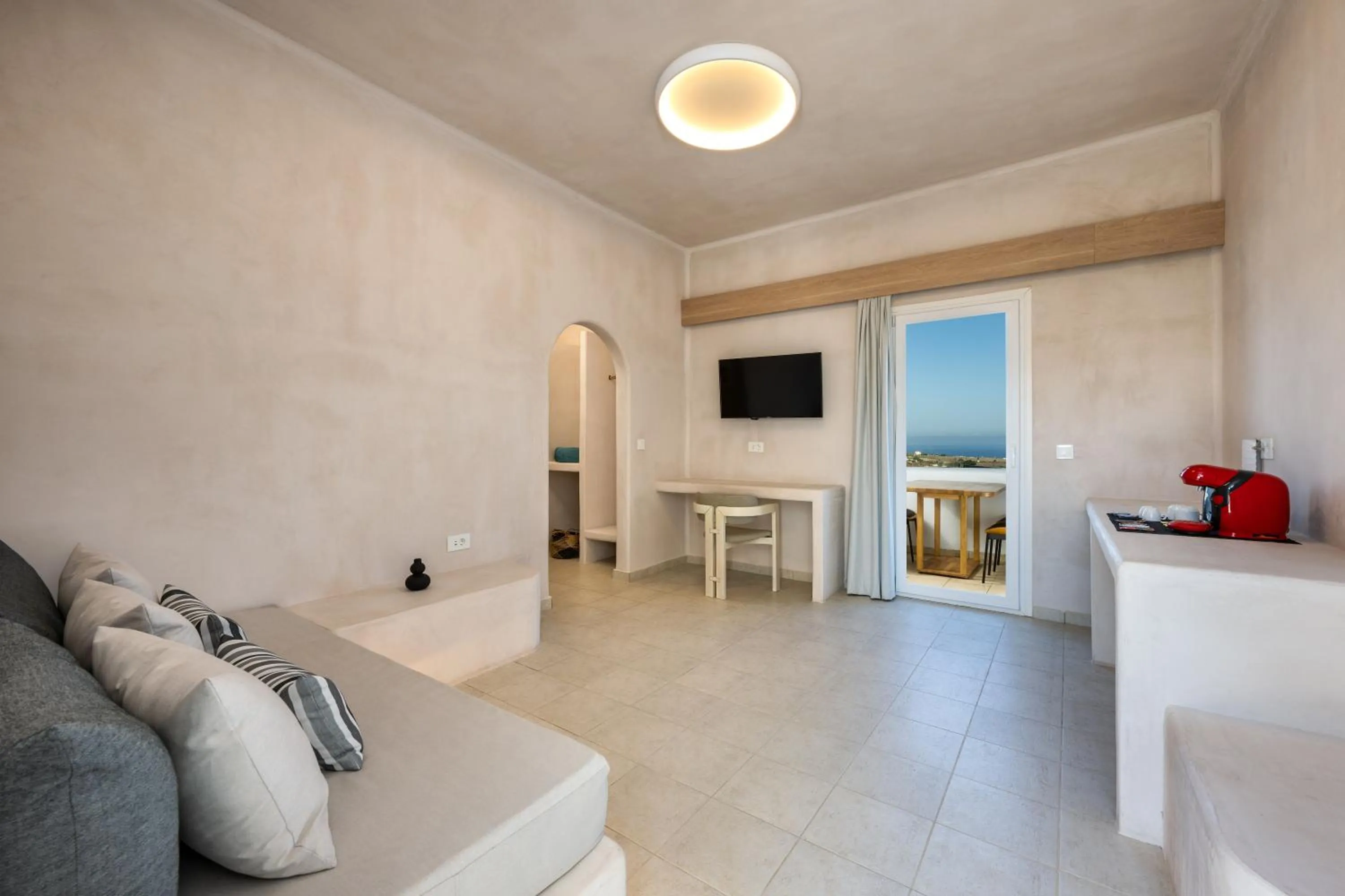 Grande suite sea view with outdoor hot tub  in Aelia Luxury Suites