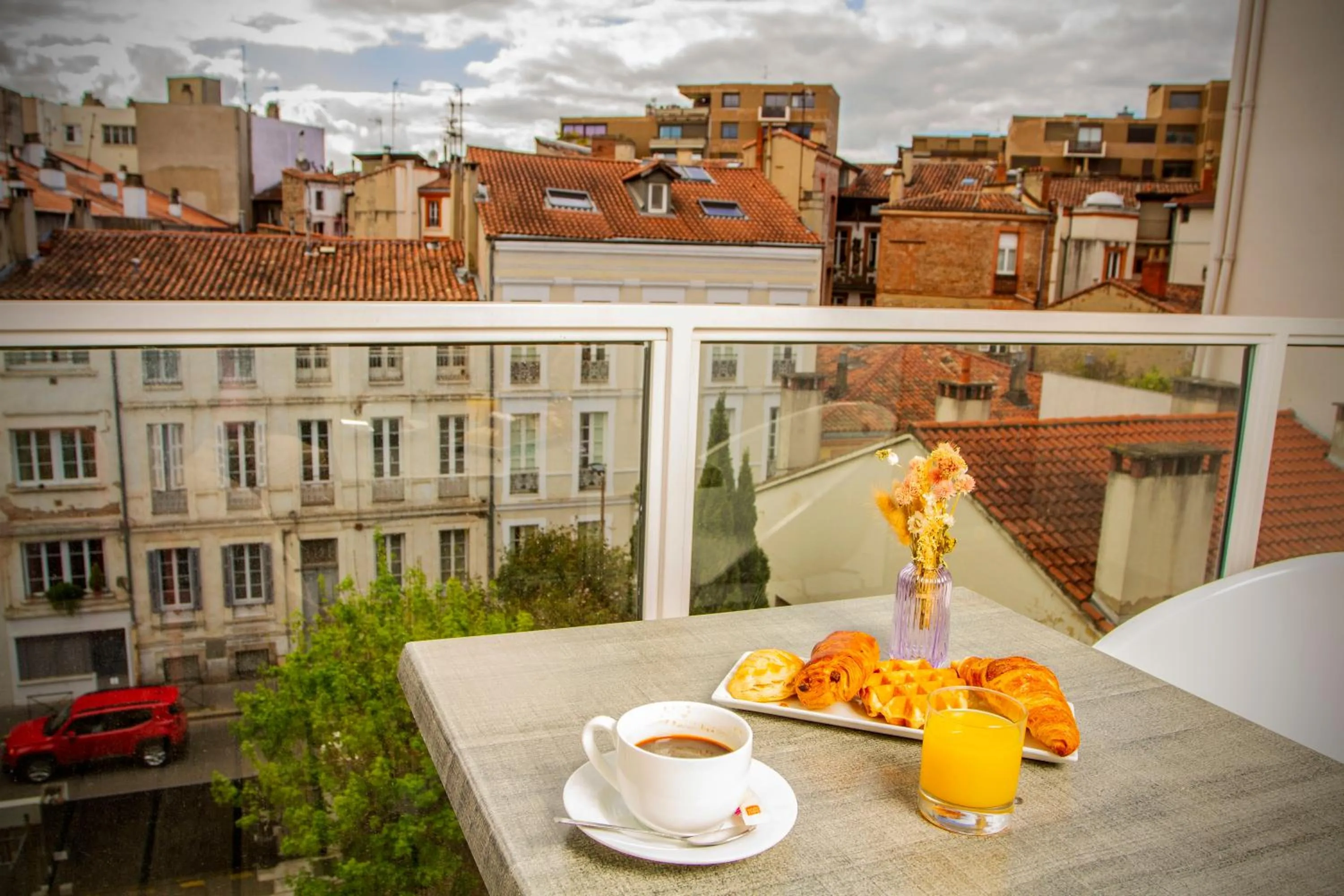 One-Bedroom Apartment and Lounge Area with Sofa Bed in Privilège Appart Hôtel Saint Exupéry