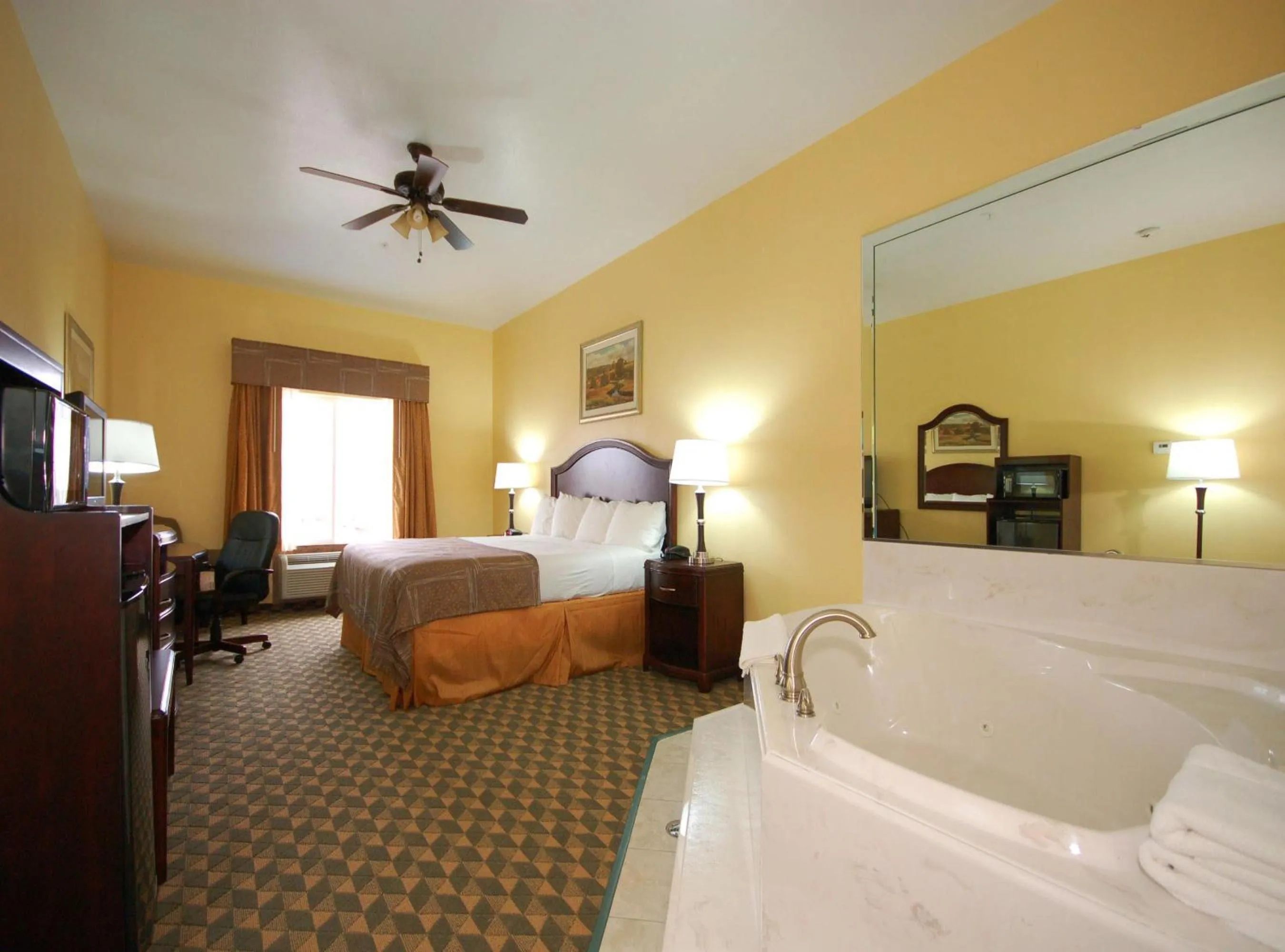 King Room with Hot Tub - Non-Smoking in Best Western Plus Manvel Inn & Suites