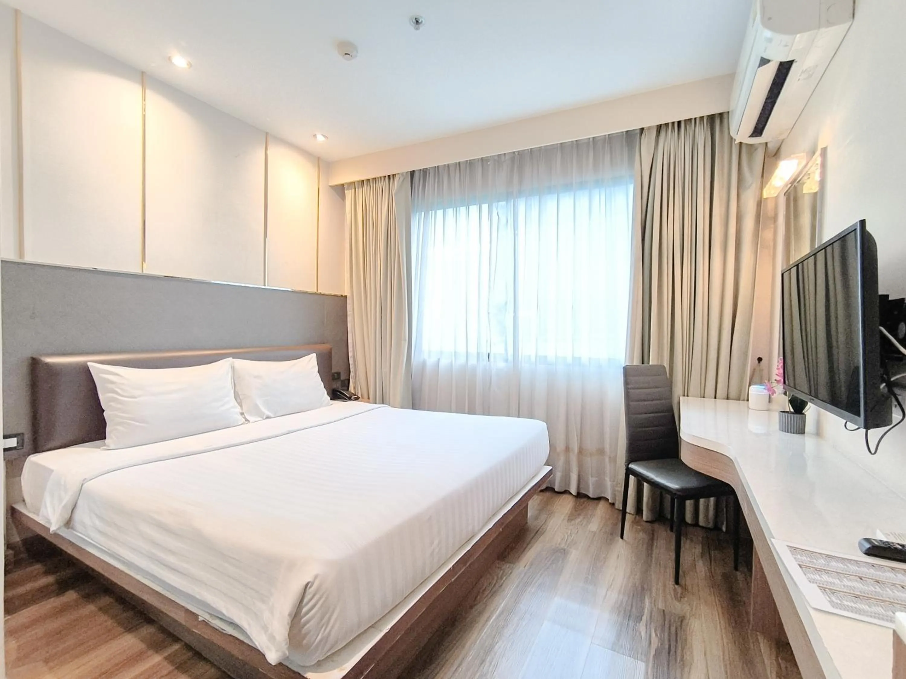 Superior Double Room in Citin Sukhumvit 11 Nana Bangkok by Compass Hospitality