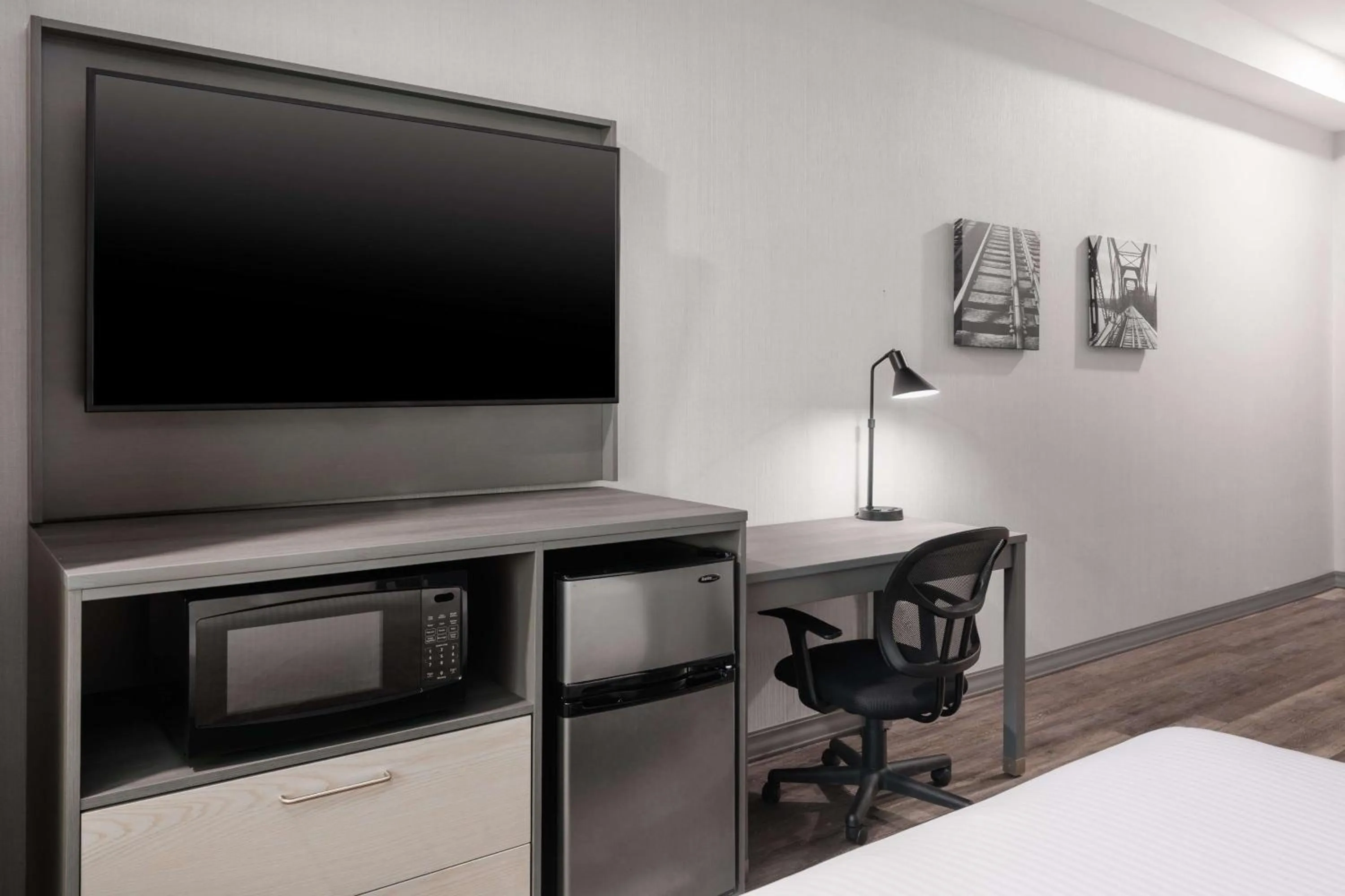 King Room with Roll-In Shower - Mobility Access in Best Western Plus Prince George