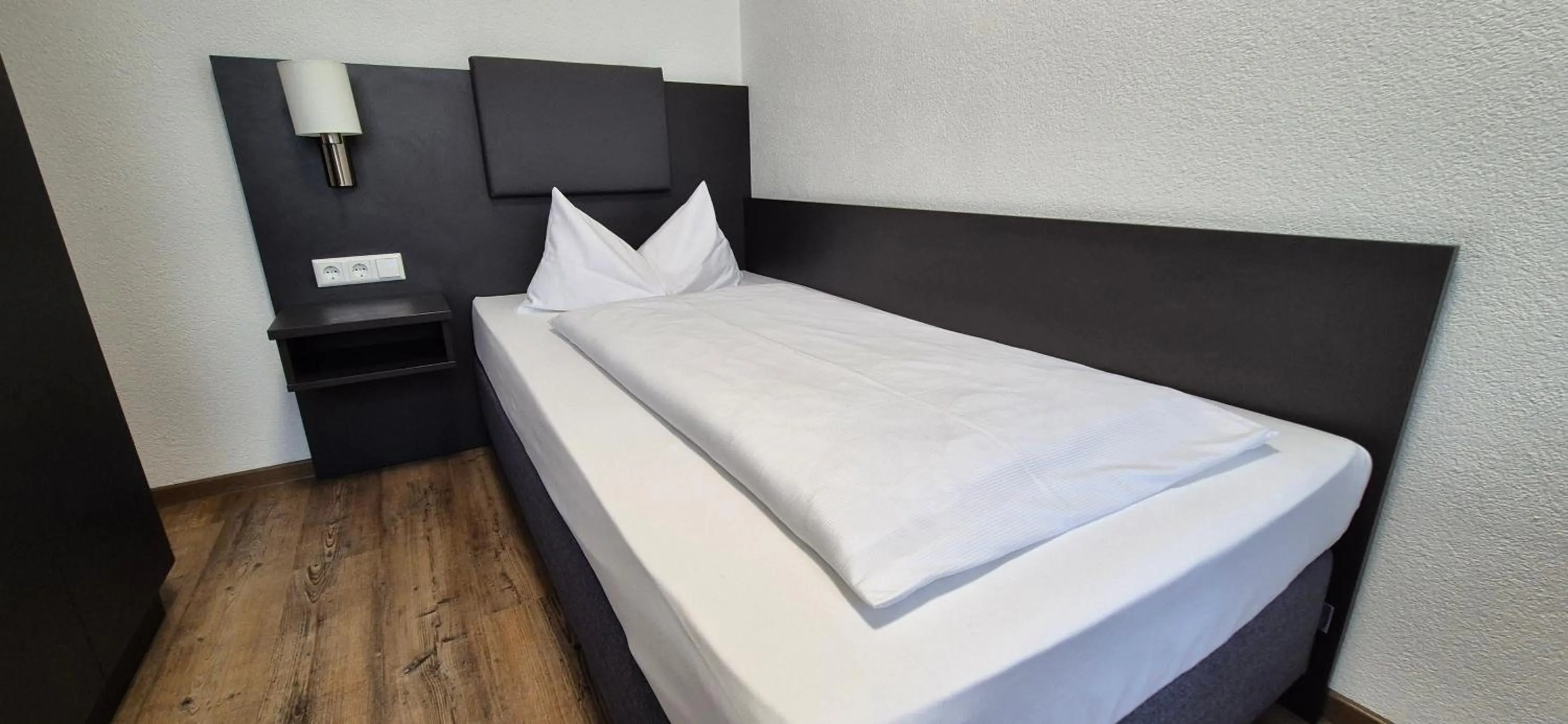 Single Room in Melvi Hotel Göppingen