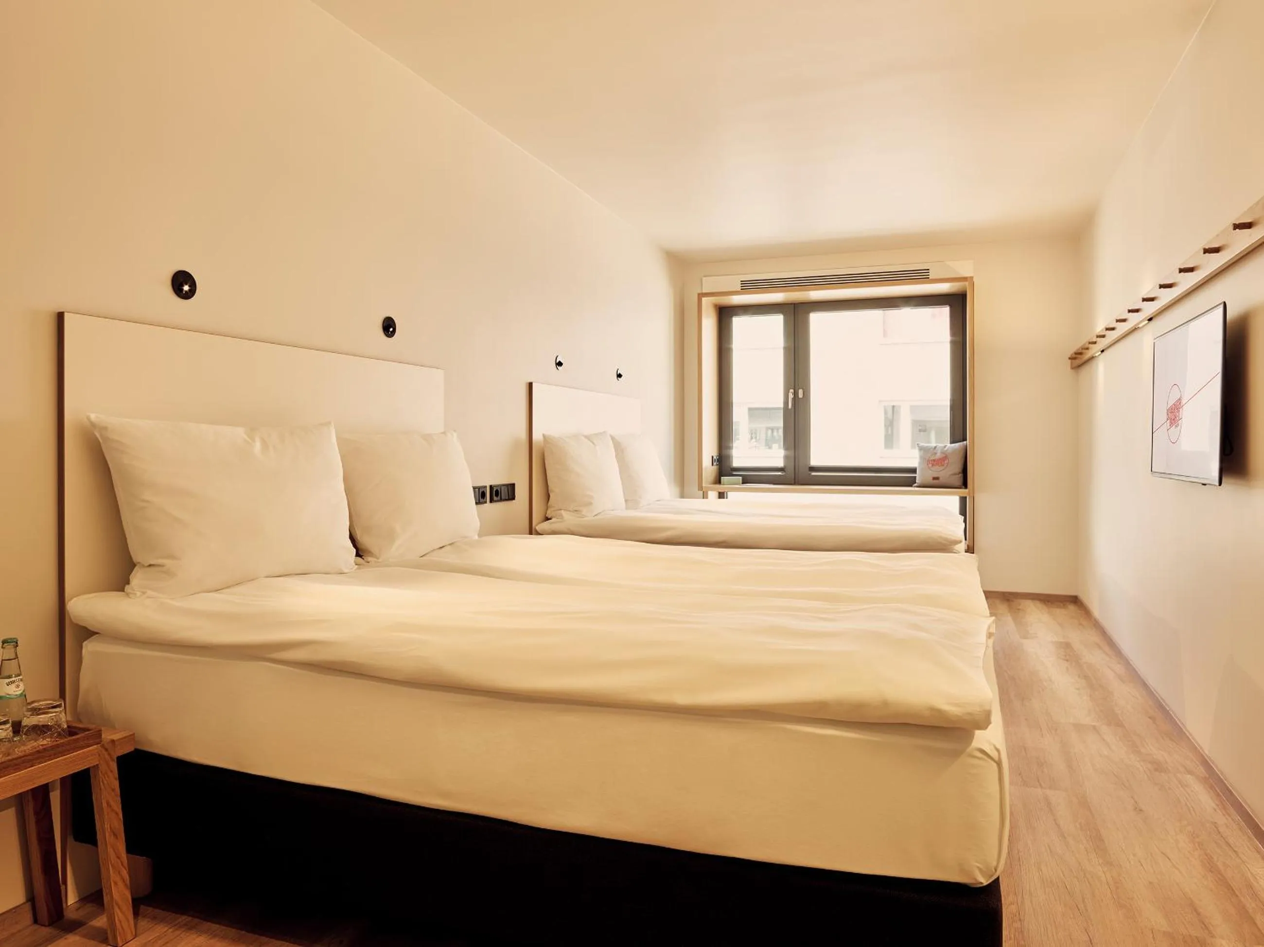 Twin Room in Schwabinger Wahrheit by Geisel