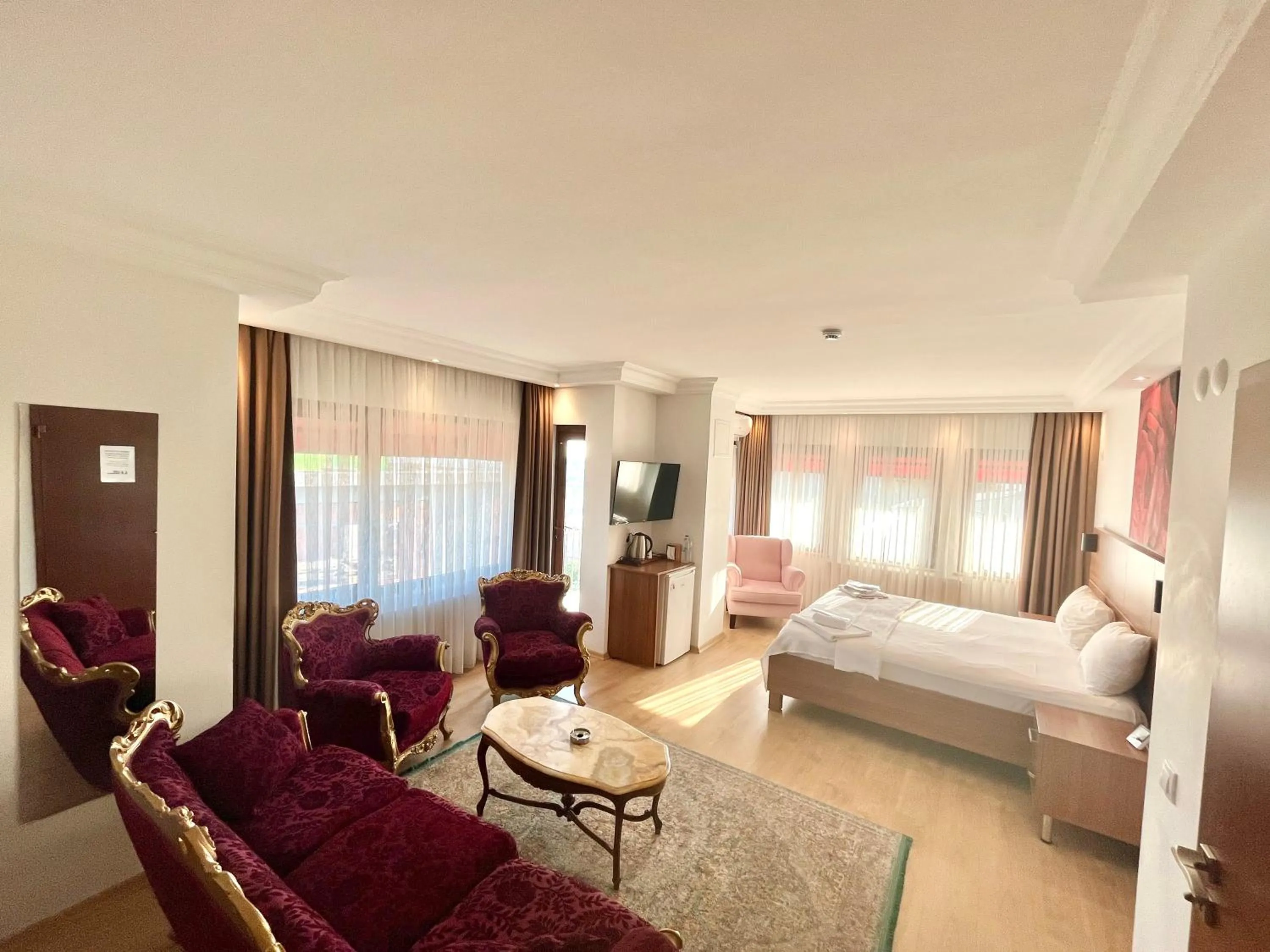 Double or Twin Room with Partial Sea View in Class Hotel Bosphorus With Jacuzzi