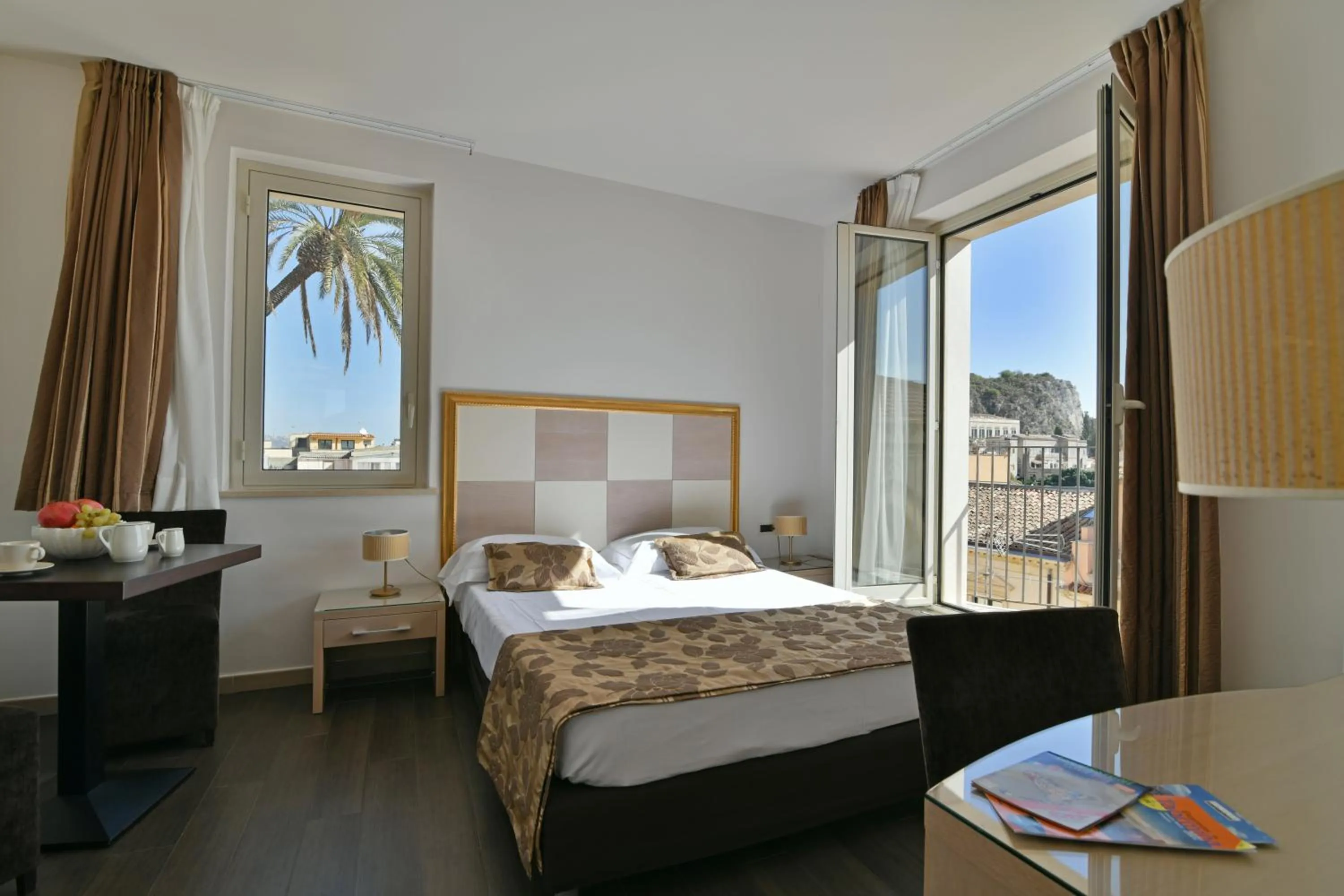 Double Room with Balcony in Hotel Le Chevalier