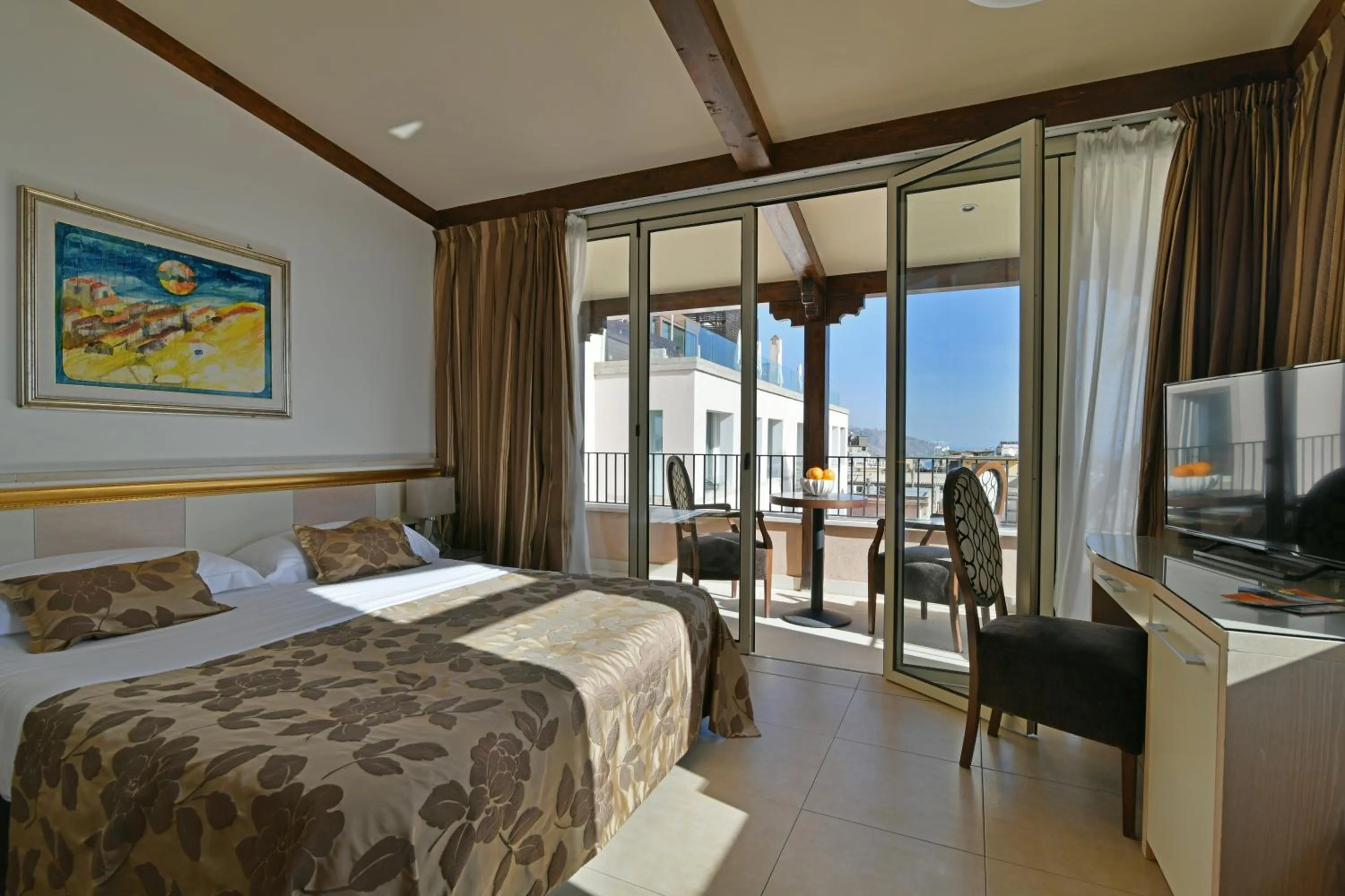 Deluxe Double Room with Balcony in Hotel Le Chevalier