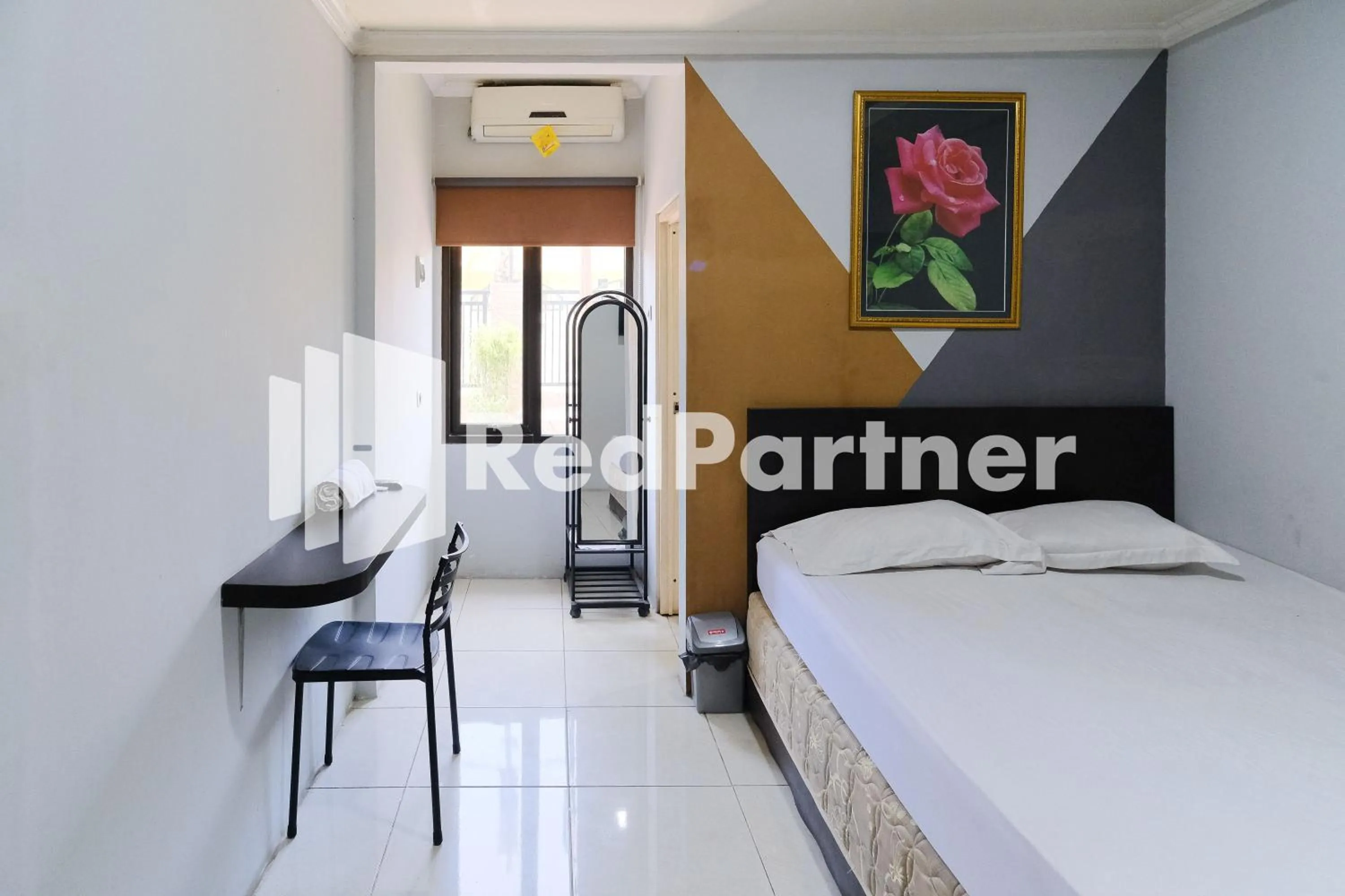 Superior Double Room - single occupancy in Dea Homestay Syariah at Kertomenanggal Surabaya Mitra RedDoorz