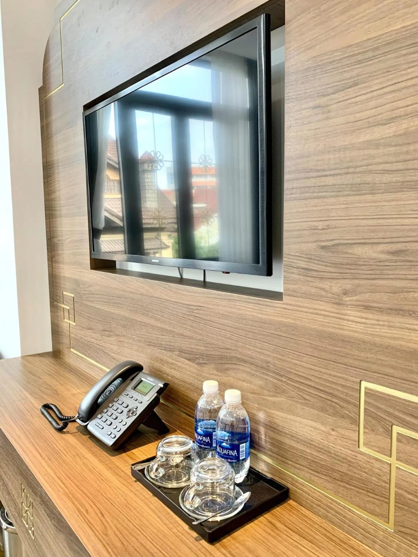 Deluxe King Room in Golden Inn Hotel