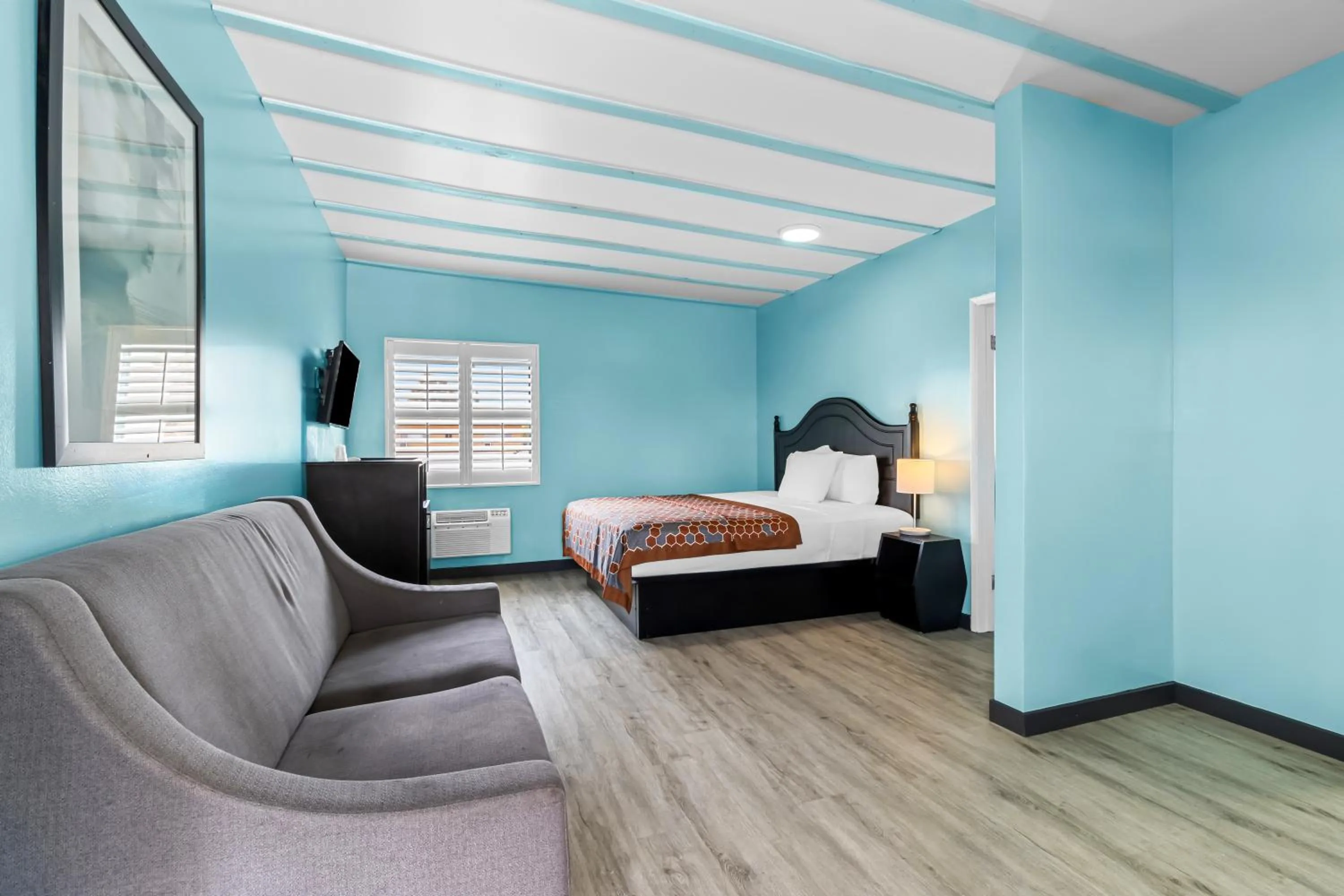 Two Room Suite with Two King Beds - Non Smoking in Rodeway Inn & Suites North Hollywood Burbank Airport - Universal Area