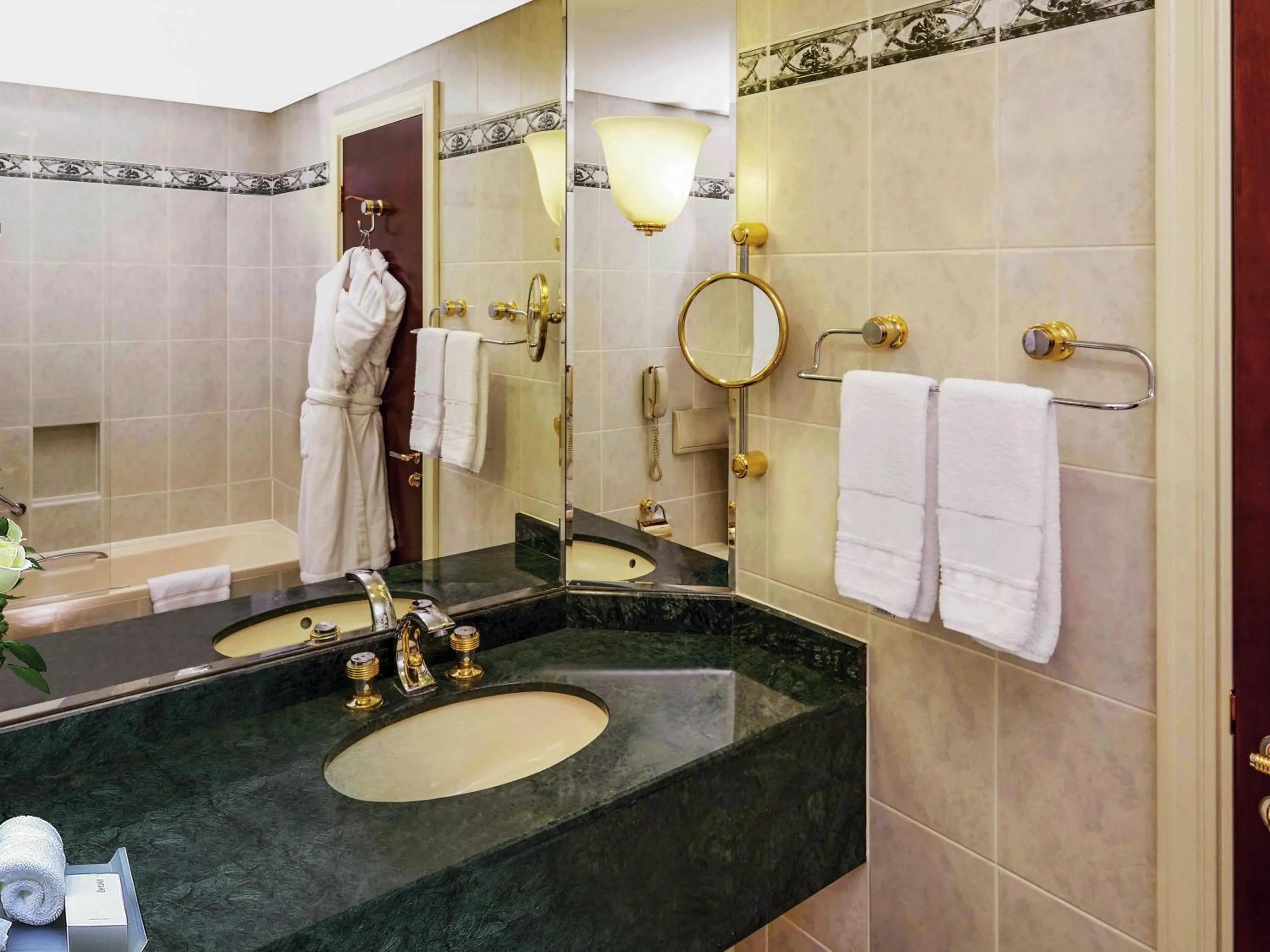 Executive Twin Room - includes Premium Guest Benefits in Mövenpick Grand Al Bustan