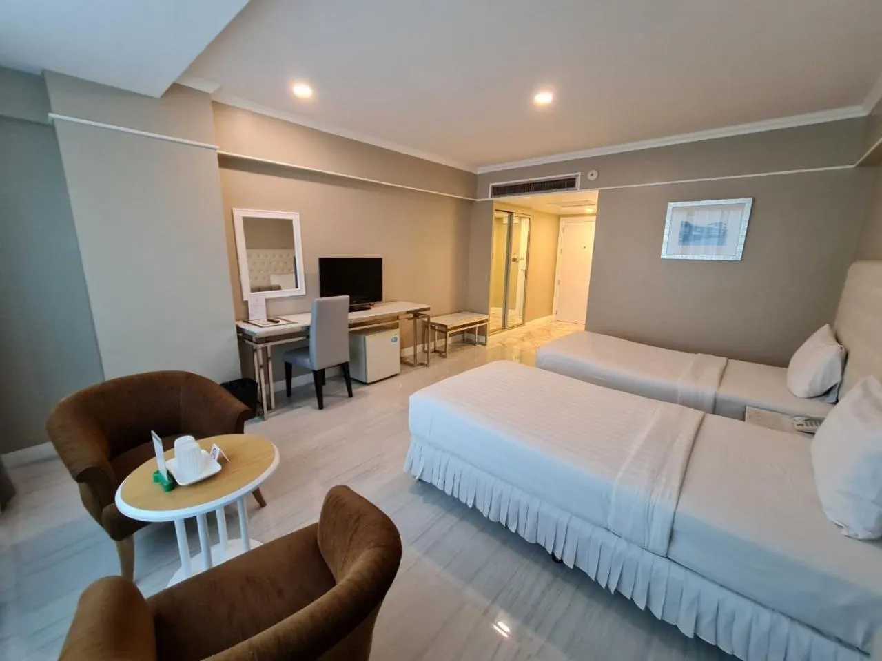 Deluxe Twin Room in Chaisaeng Palace Hotel