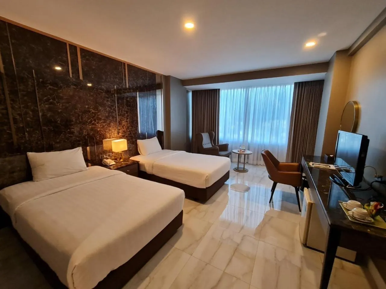 Deluxe Twin Room in Chaisaeng Palace Hotel