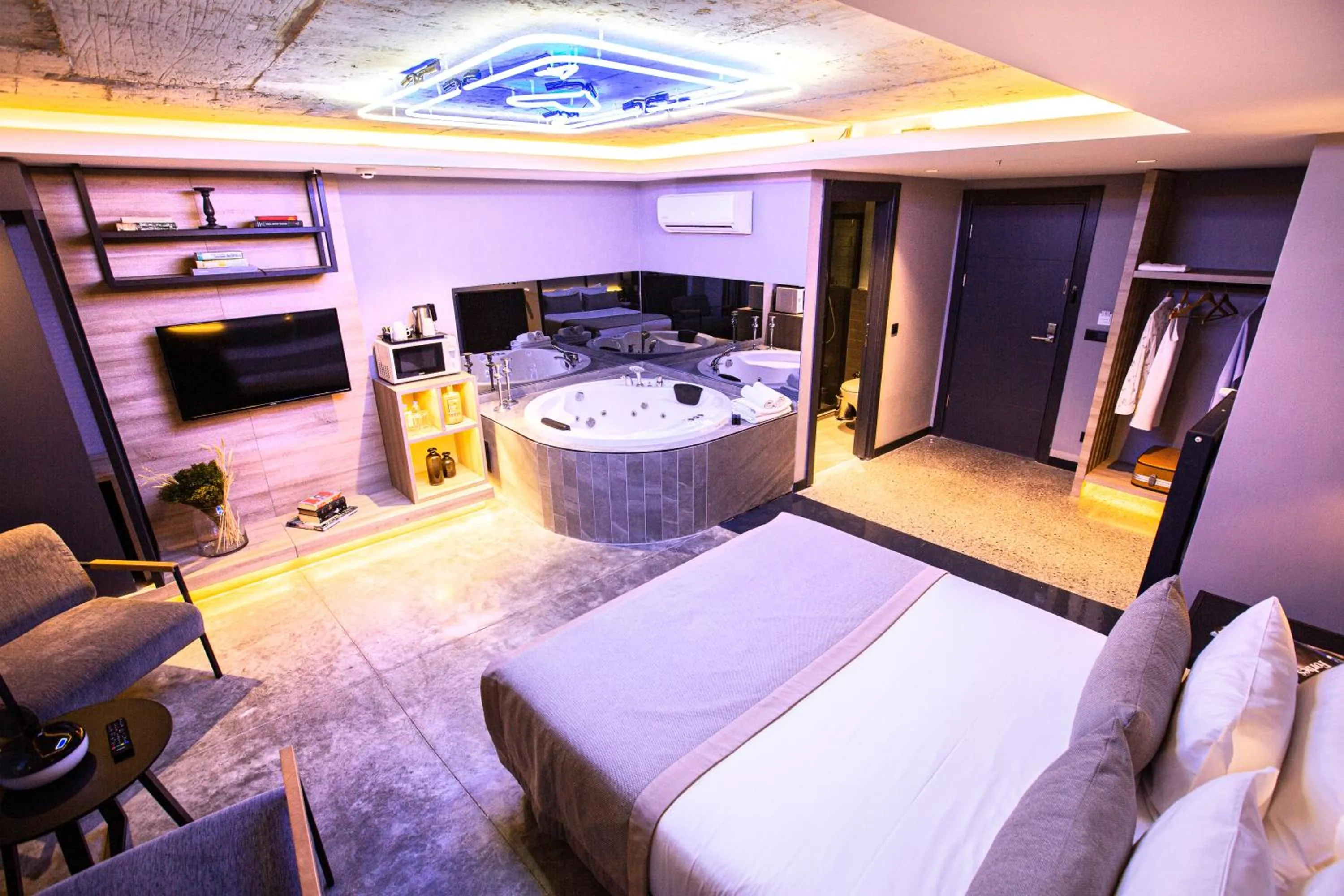 DARK ROOM WITH JAKUZI in Cityloft 64