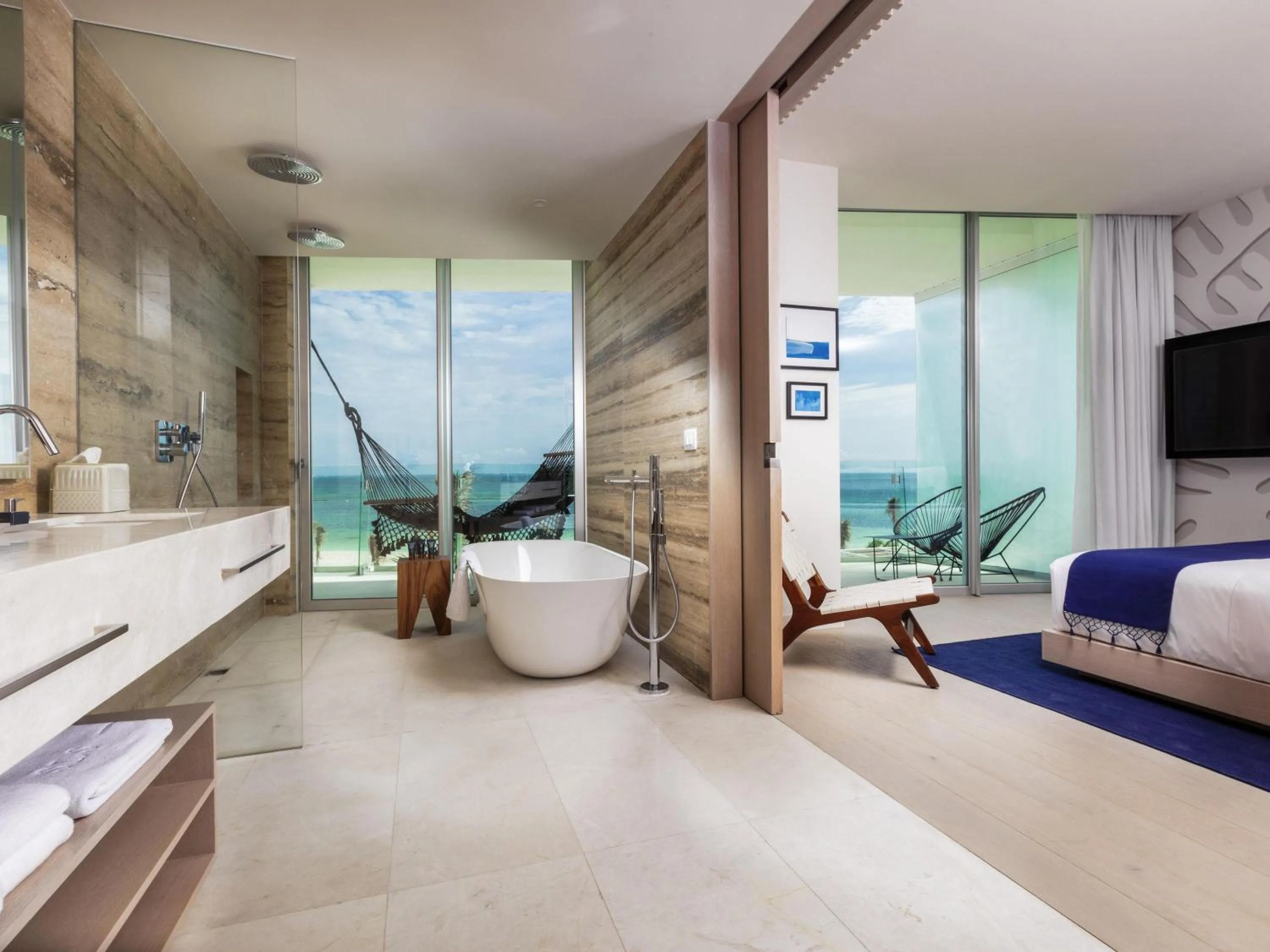 Deluxe King Room Ocean Front in SLS Cancun
