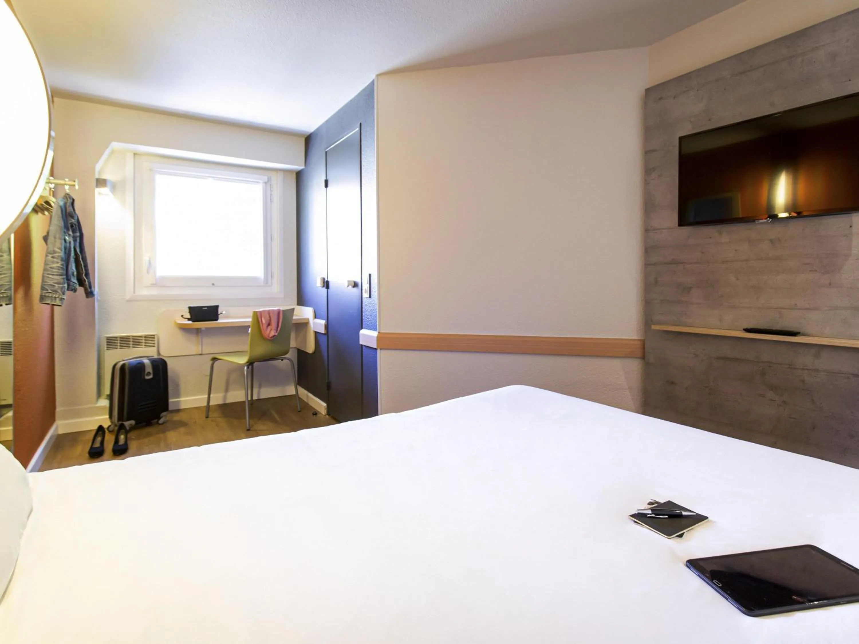 Triple Room with One Double Bed and One Bunk Bed in ibis budget Vienne Sud