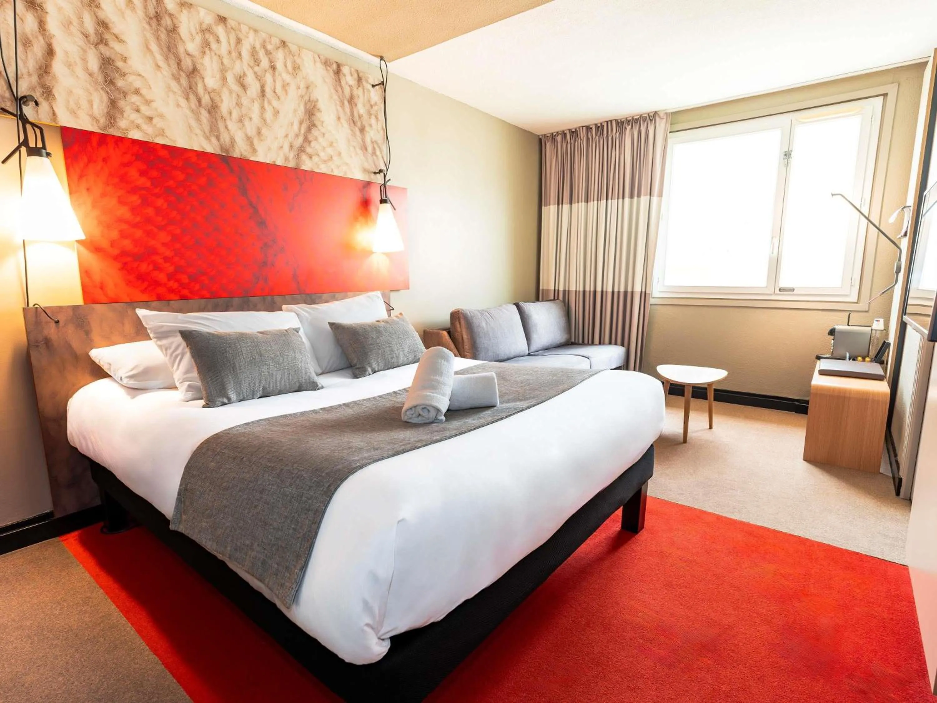 Executive Room with Queen Bed and Double Sofa Bed in Hôtel Ibis Cognac Centre
