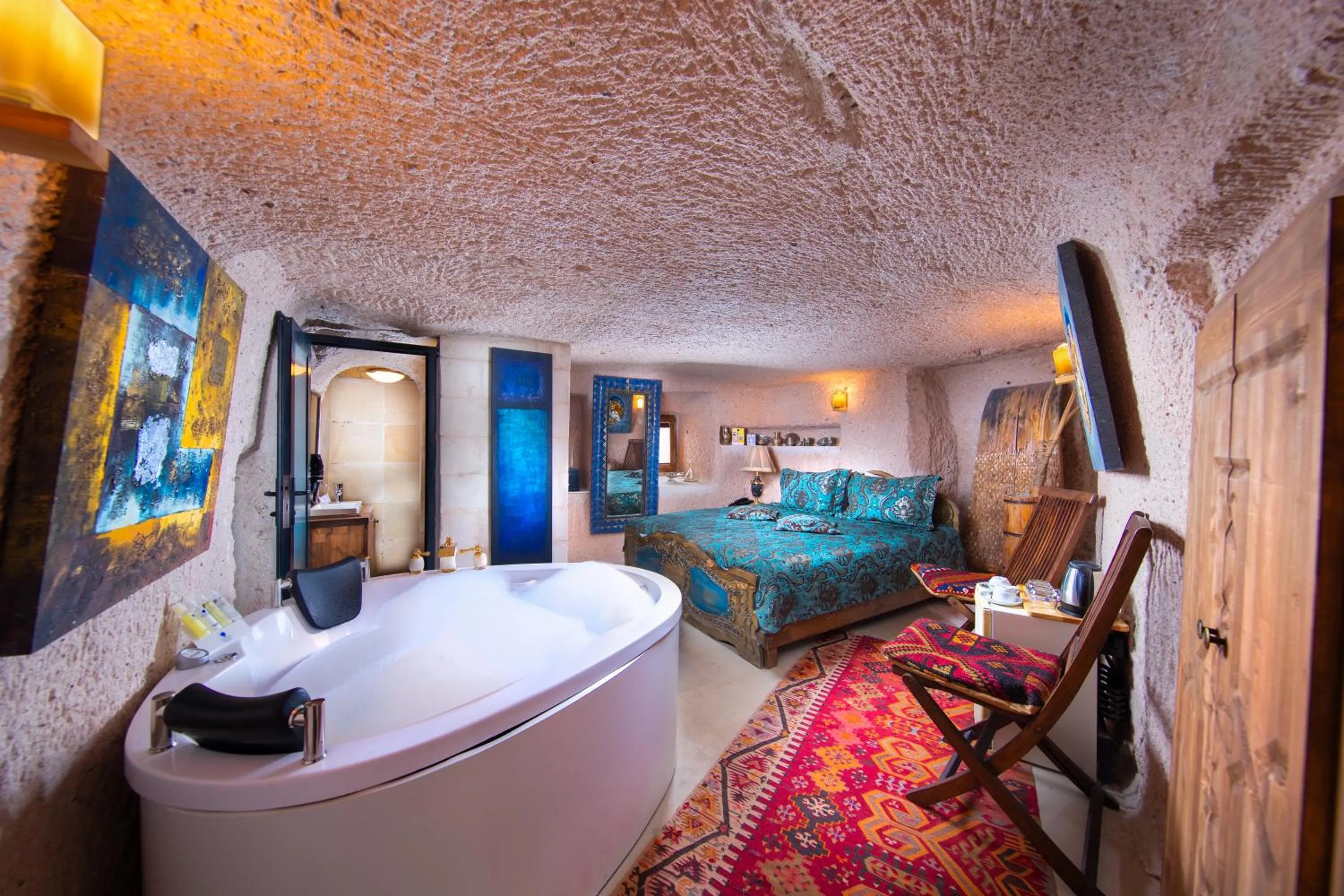 Junior Cave Room With Jakuzi in Cappadocia Fairy Chimneys Selfie Cave Hotels - Special Class