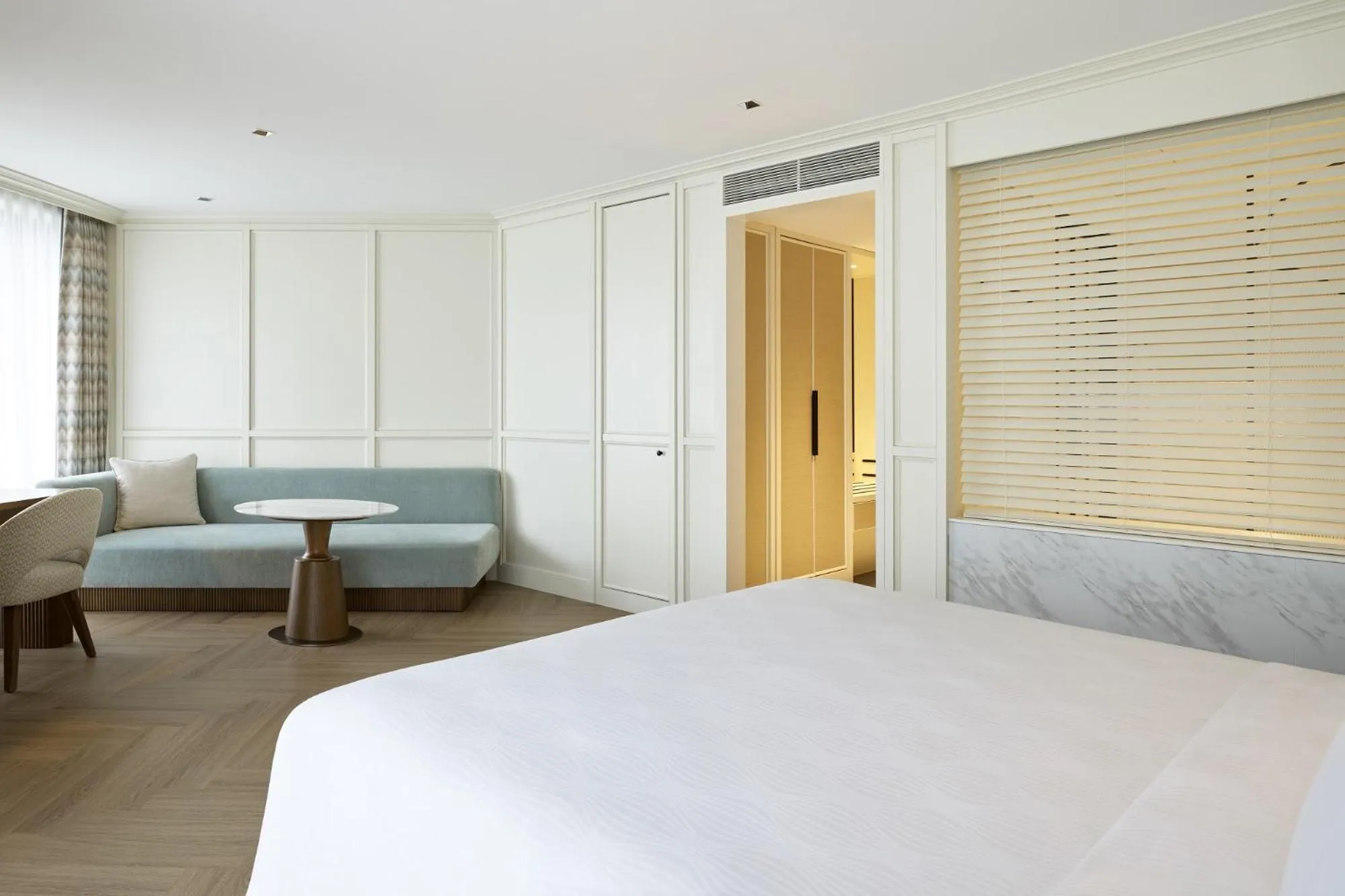 Premier King Room with City View in Grand Josun Busan