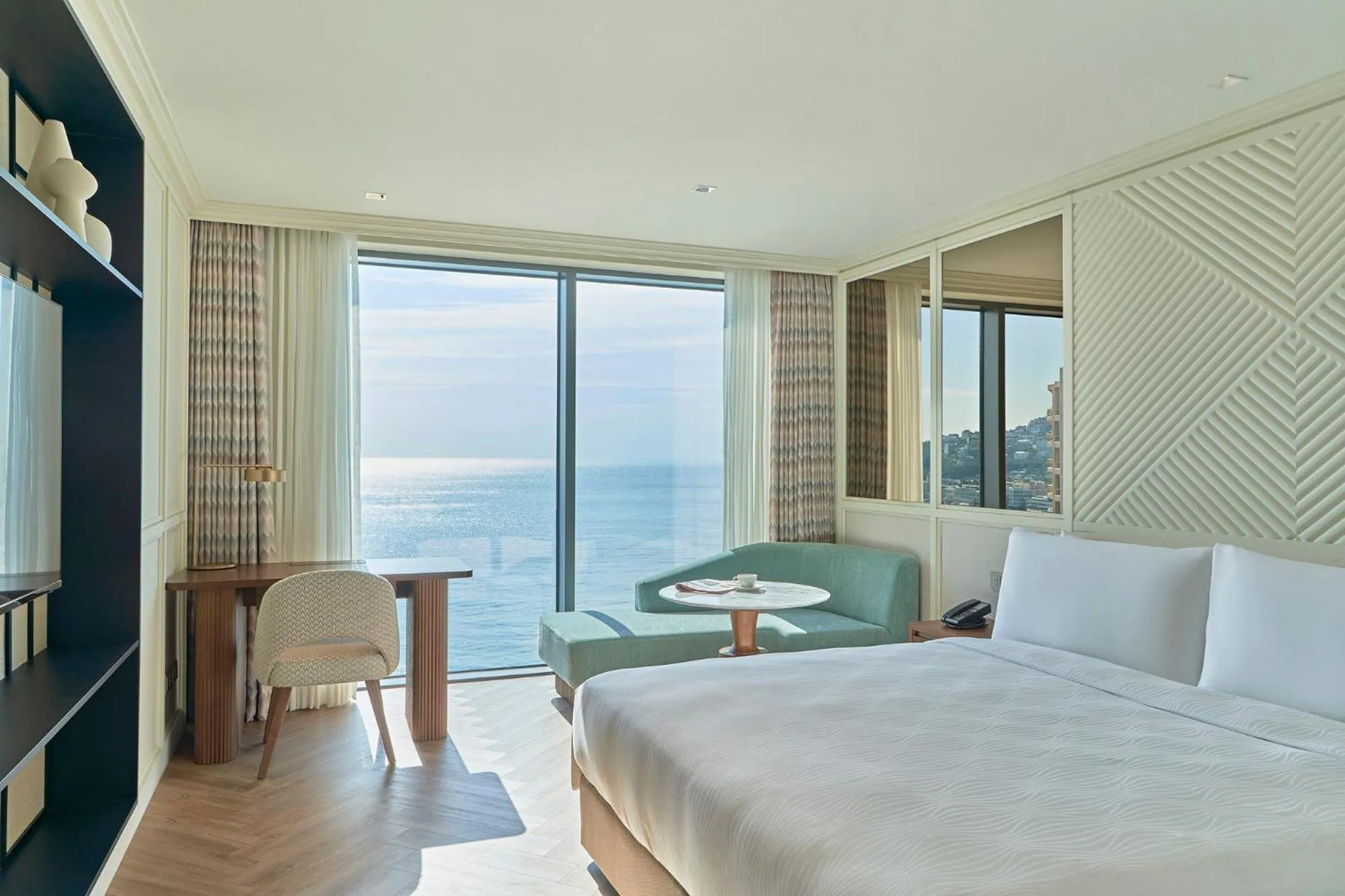 Deluxe King Room with Ocean View in Grand Josun Busan