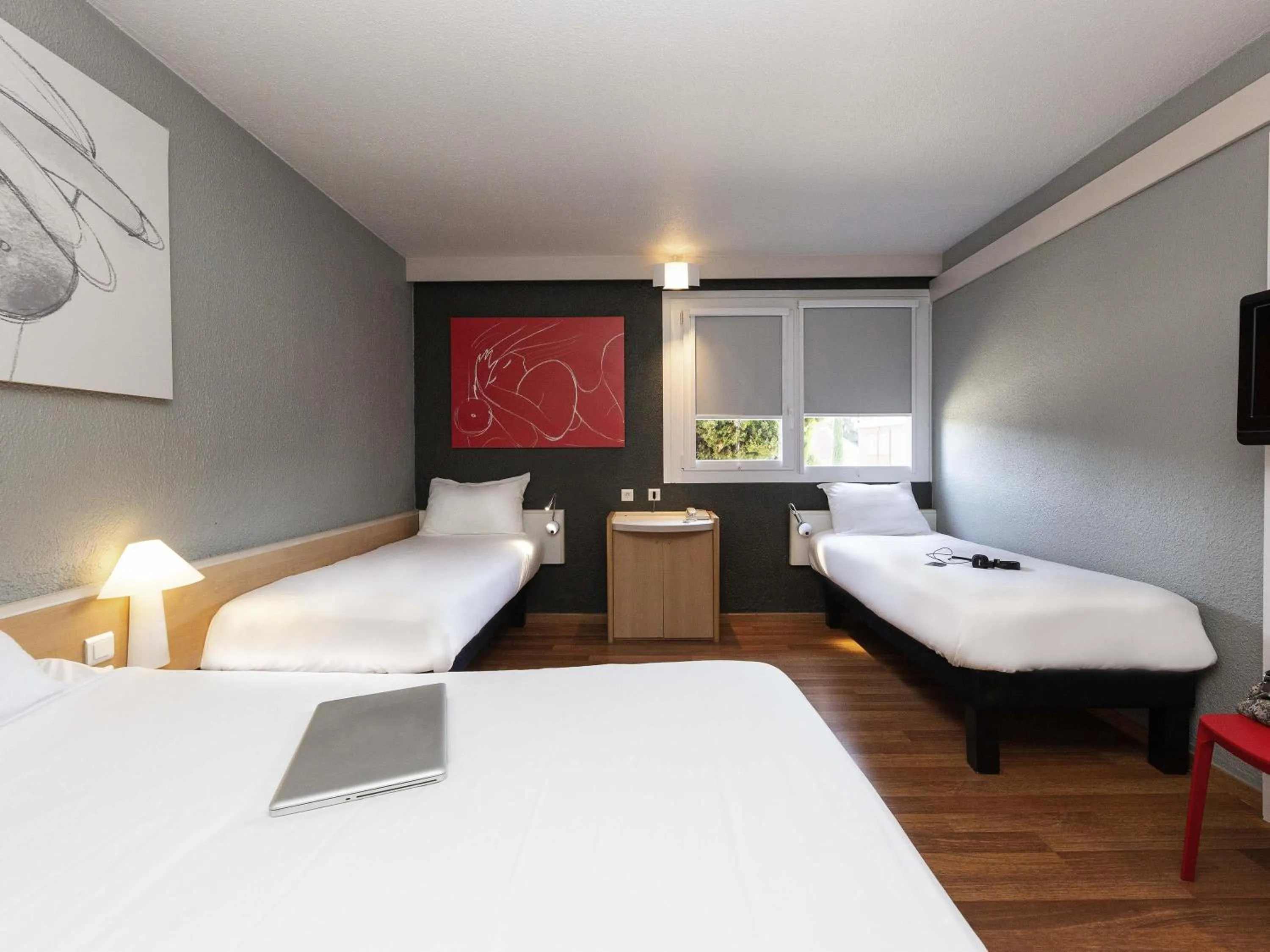 Family Room with One Double Bed and Two Single Beds in ibis Montélimar Nord