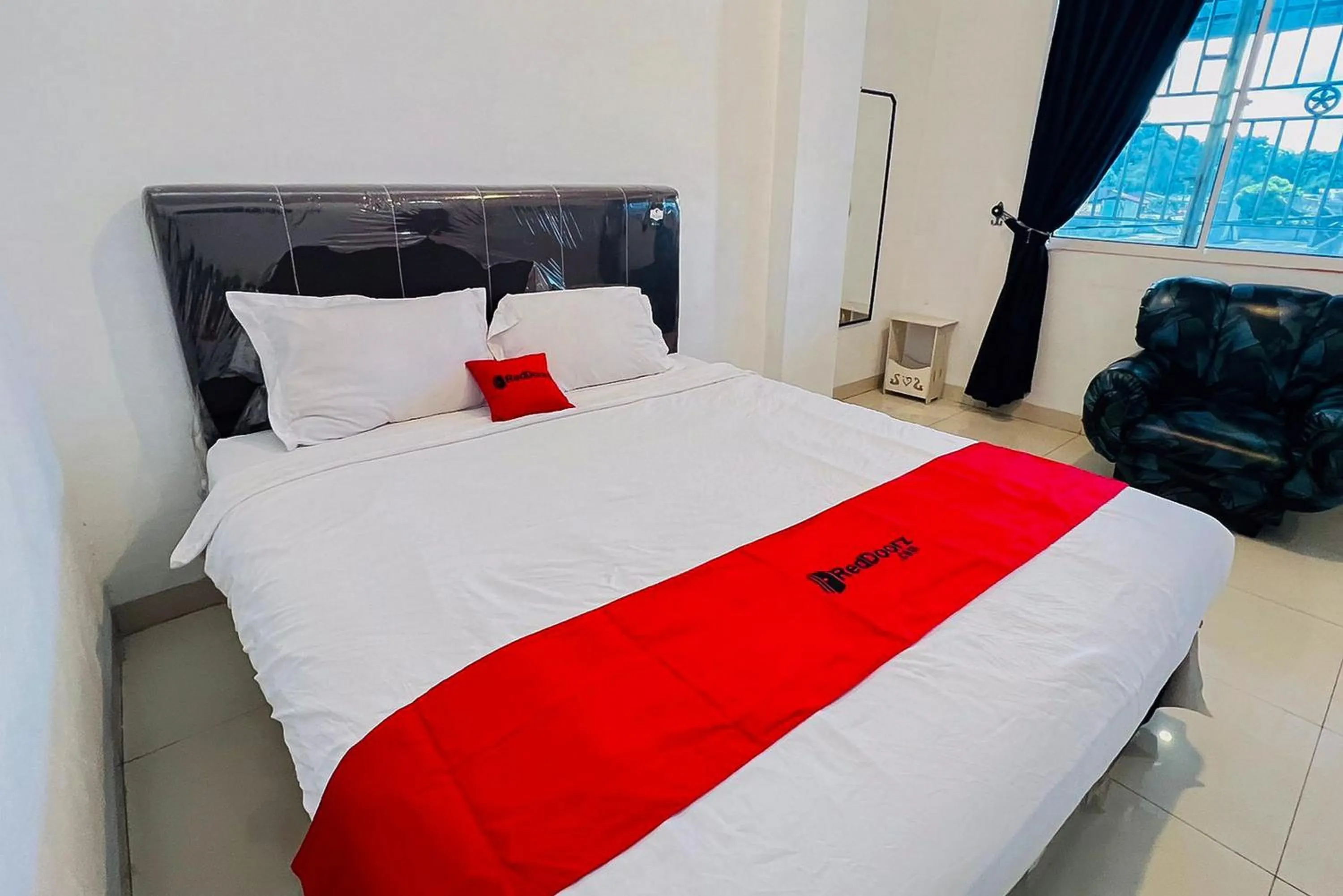 Deluxe Double Room in RedDoorz At Damai Guest House Kabanjahe